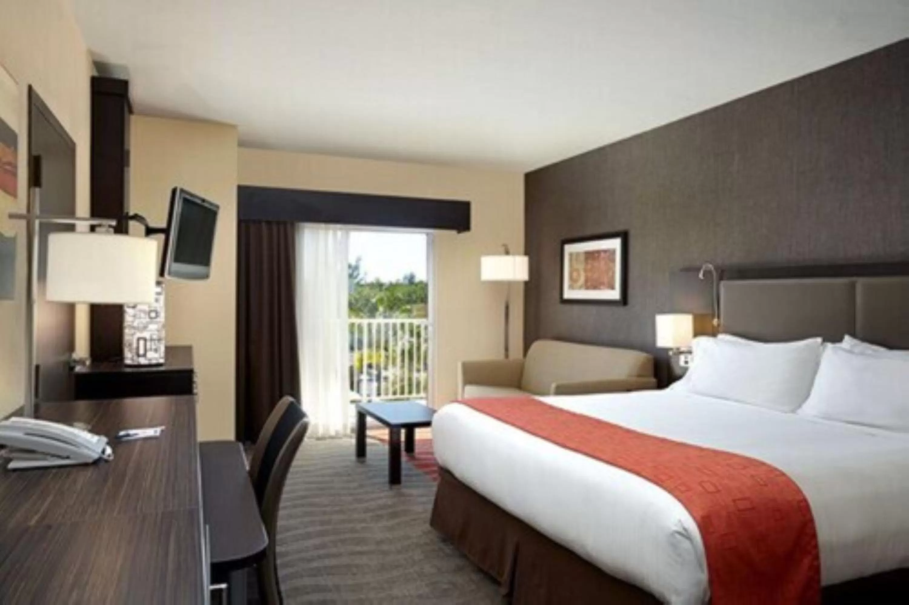 Photo of the whole room, Bed in Holiday Inn Express & Suites Naples Downtown - 5th Avenue by IHG