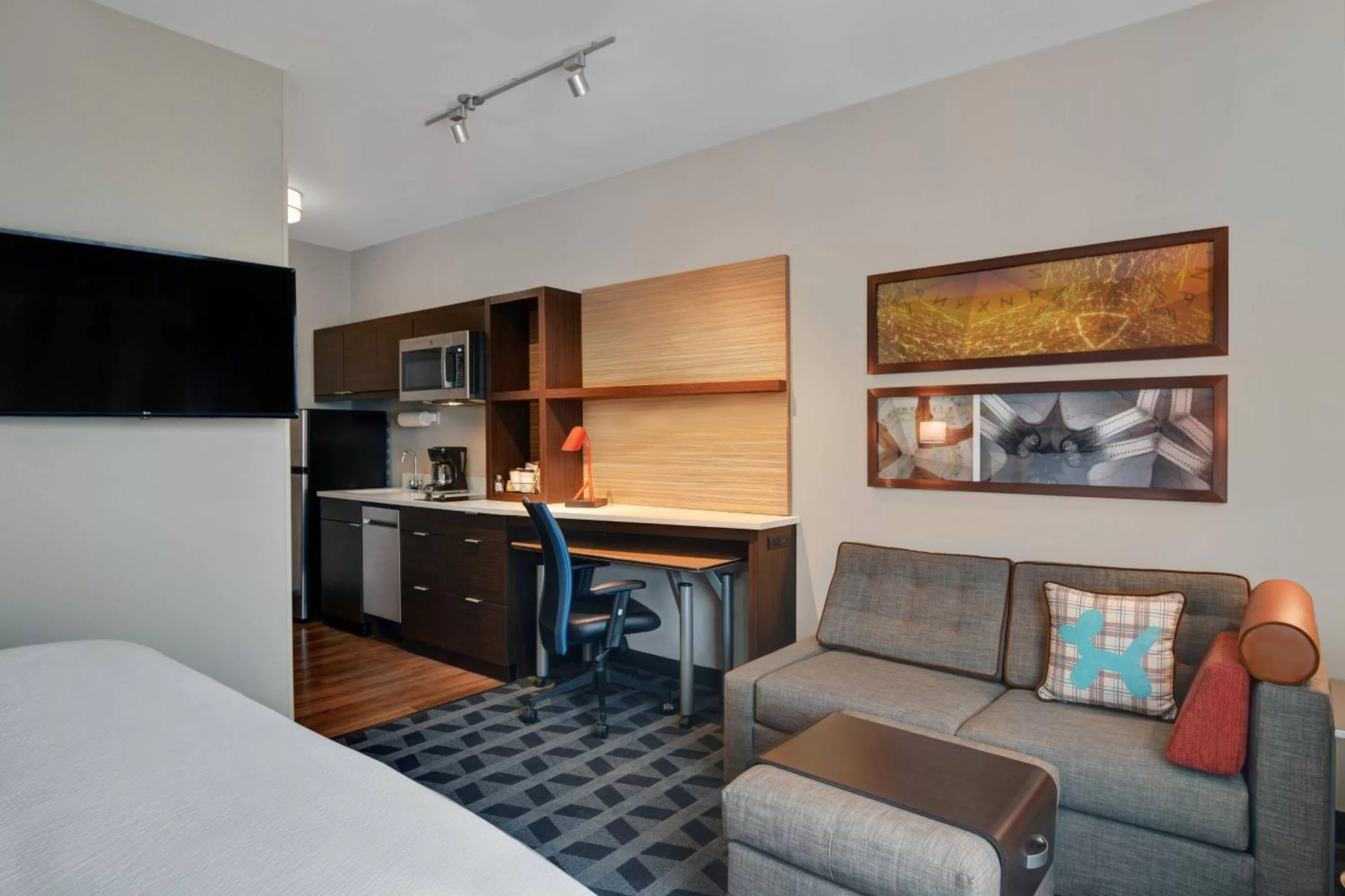 Living room, Bed in TownePlace Suites by Marriott Indianapolis Downtown