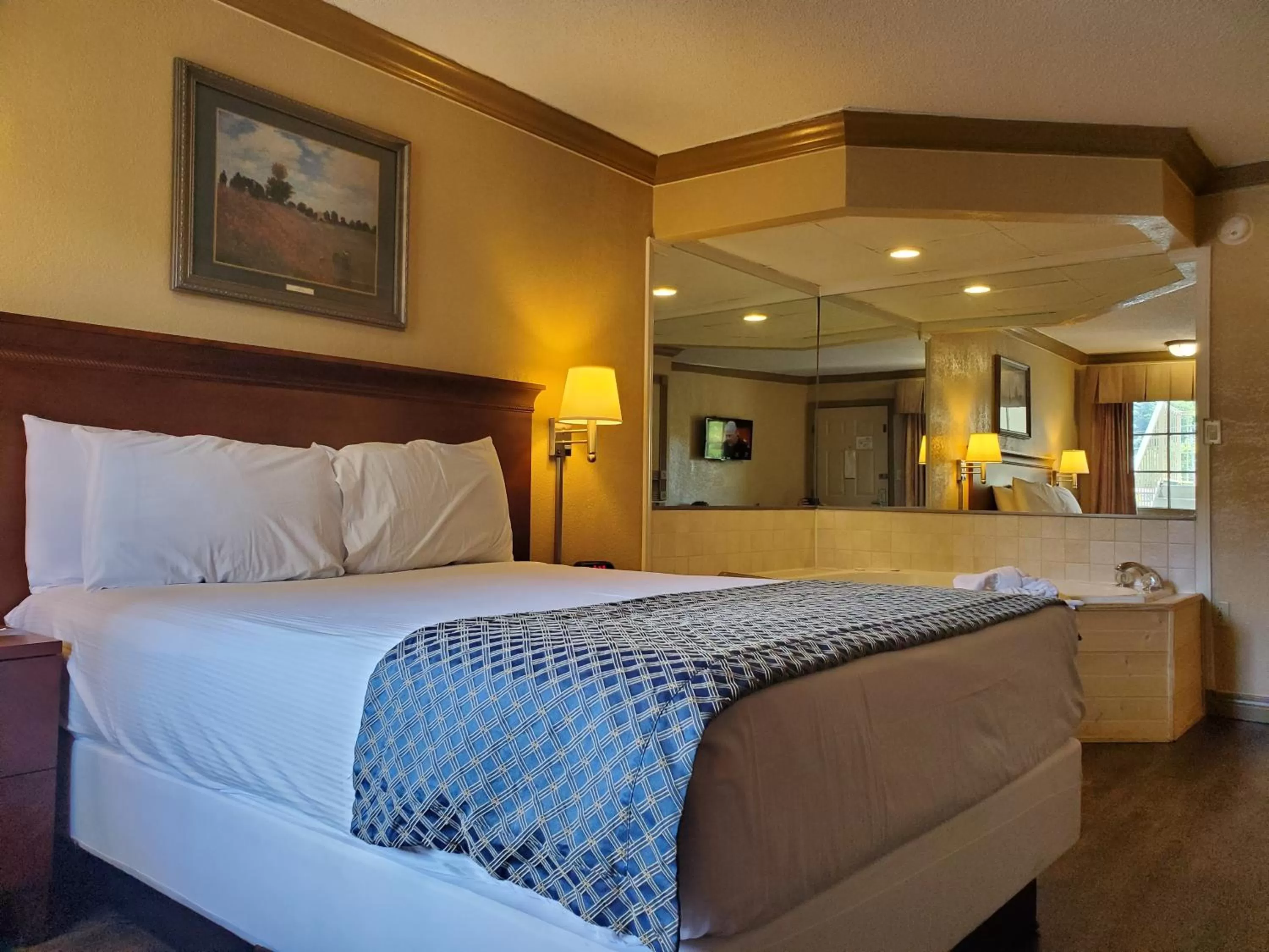 Photo of the whole room, Bed in Colonial House Motel