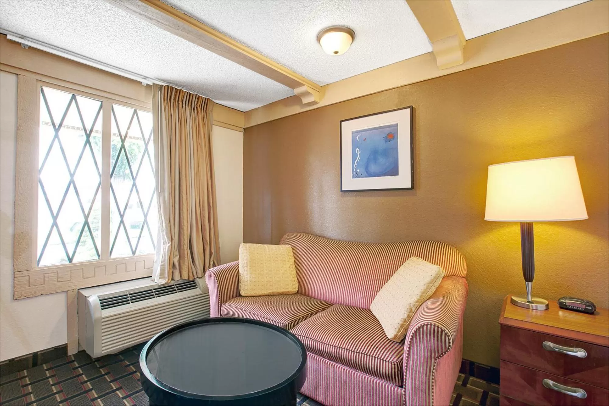 Living room in Knights Inn Greensburg