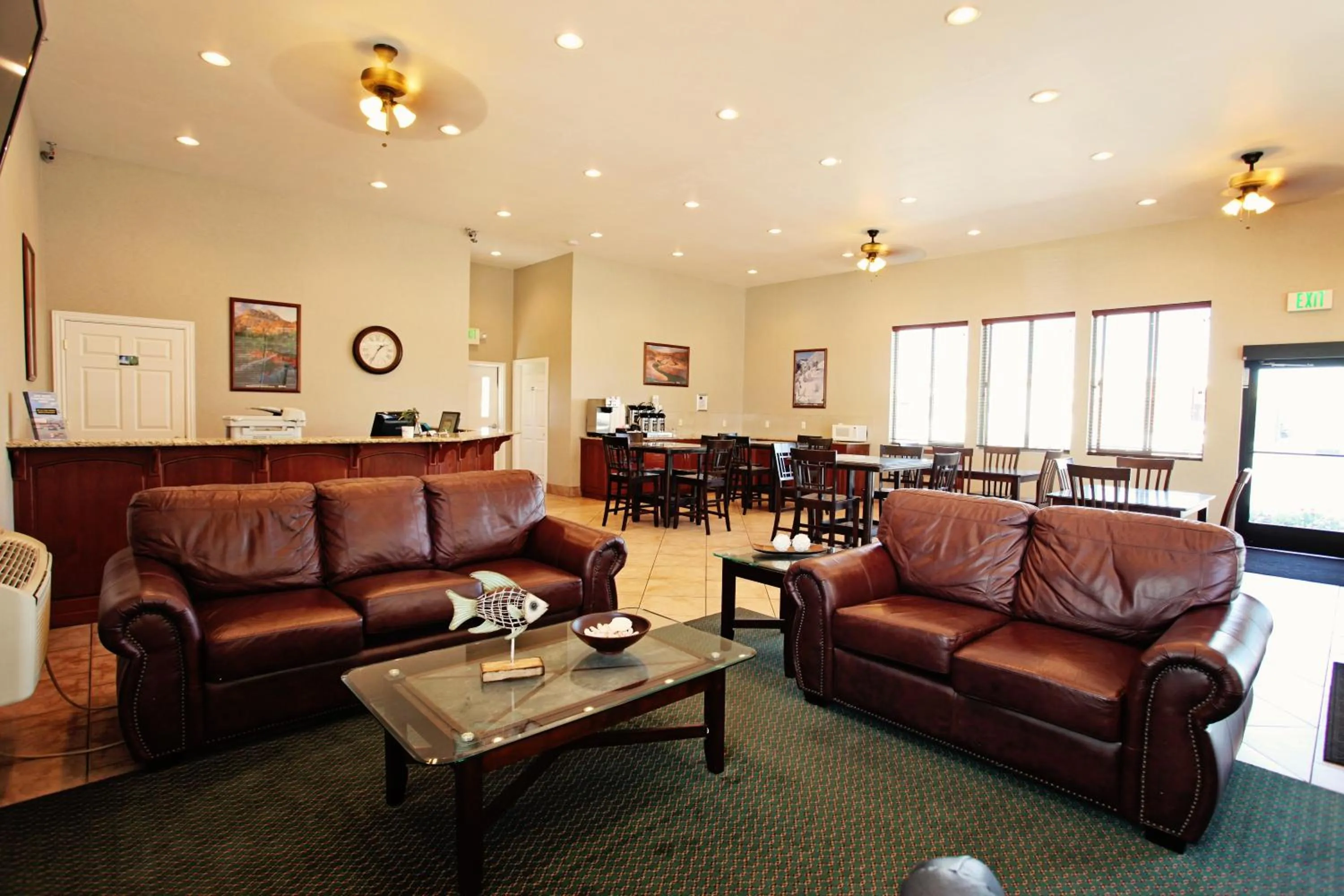 Communal lounge/ TV room in National 9 Inn Price