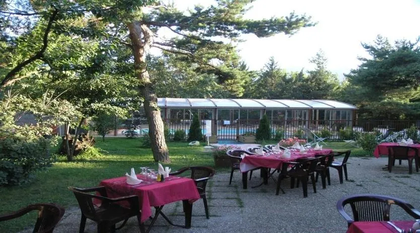 Restaurant/places to eat in Logis Hotel Le Lac