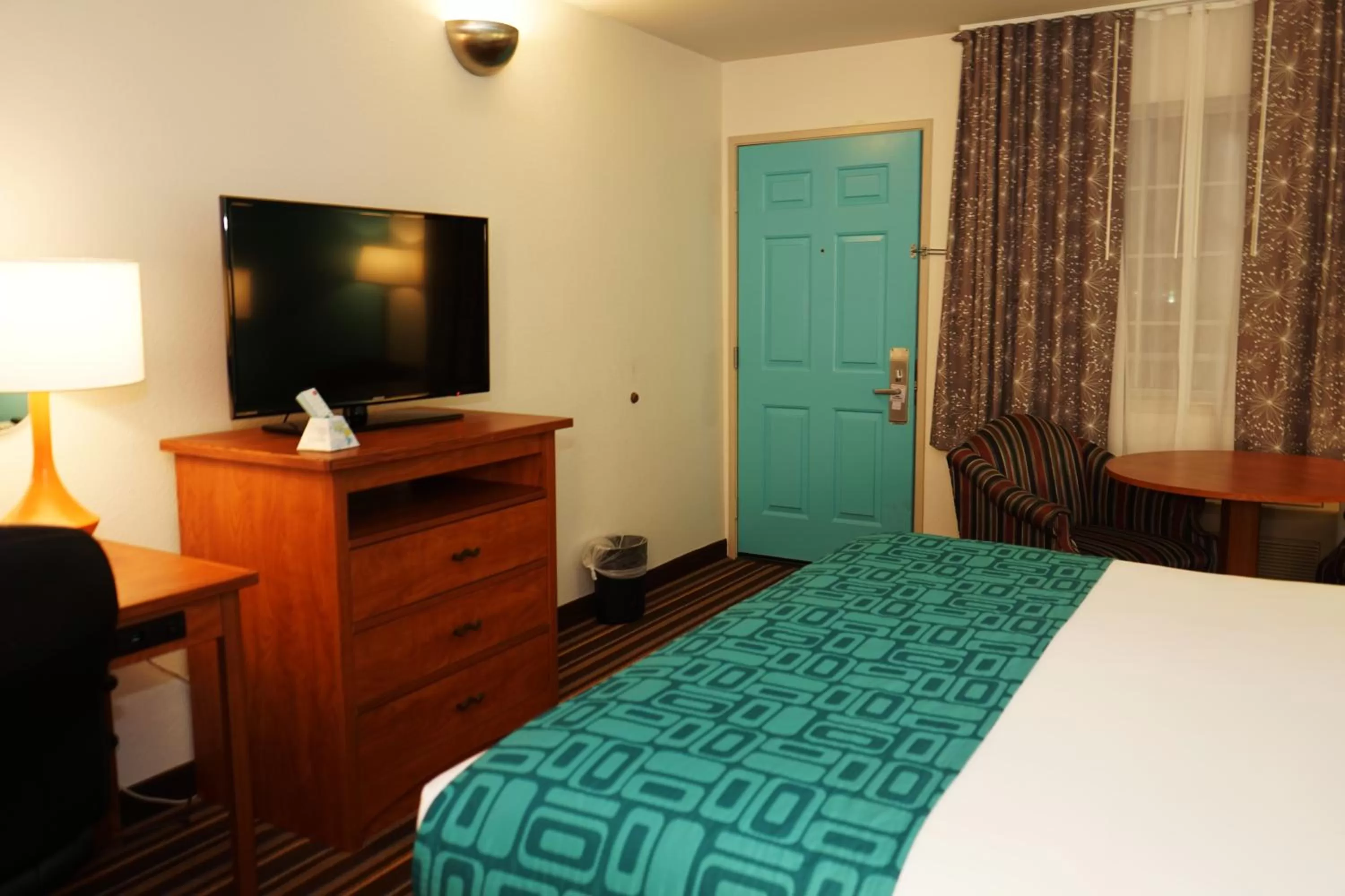 Bed in Howard Johnson by Wyndham Salinas