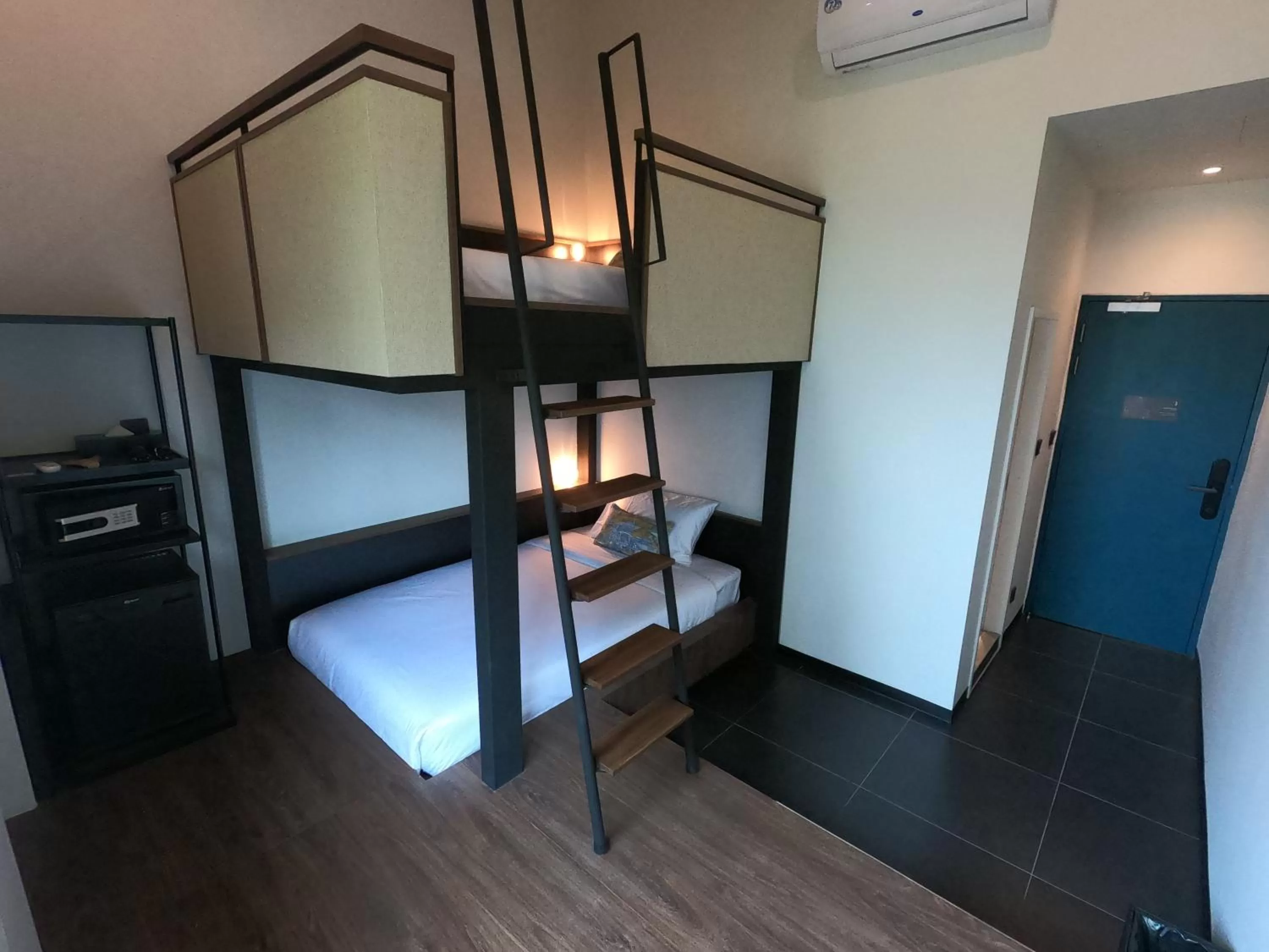 Photo of the whole room, Bed in Beanstalk Bangkok