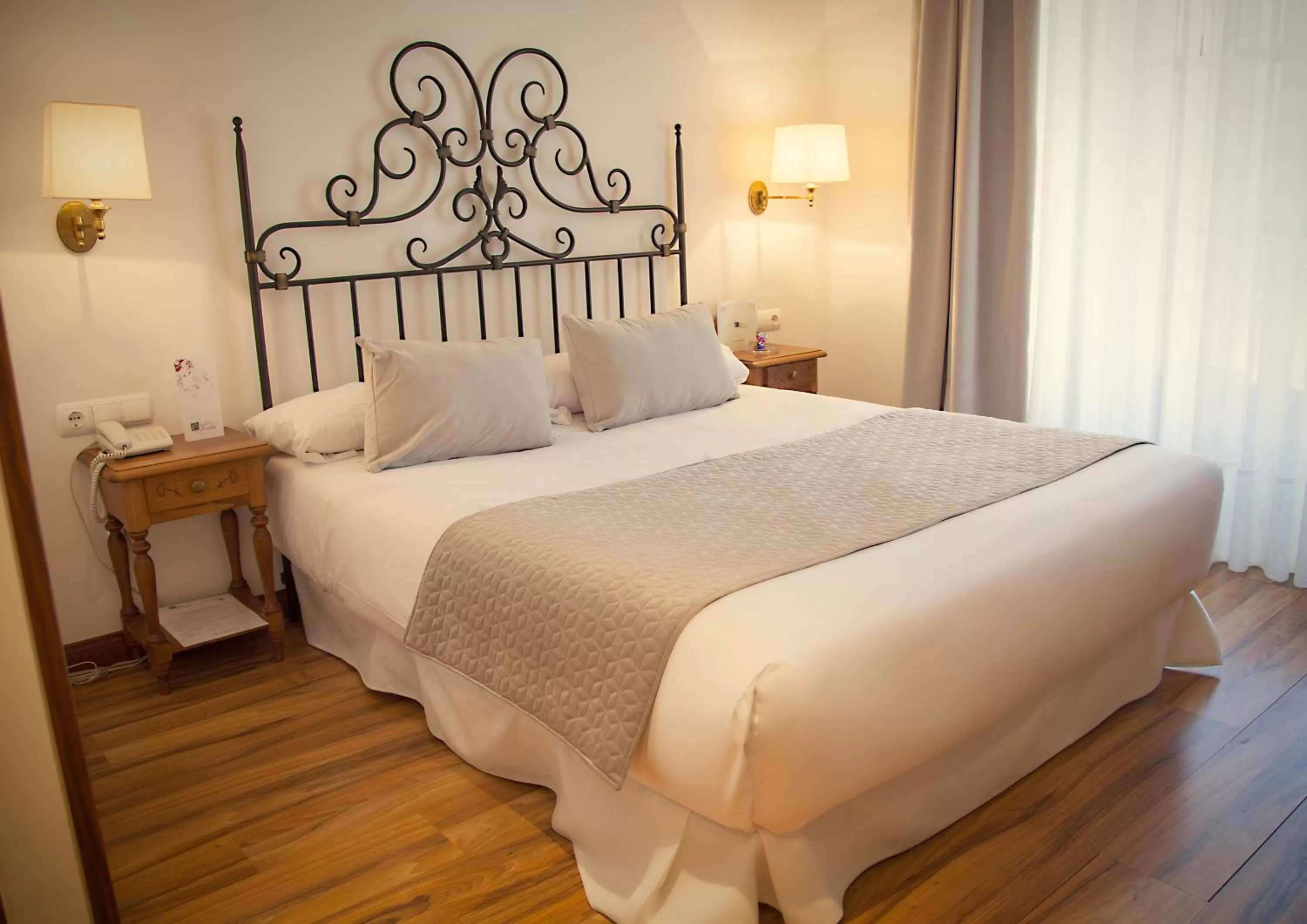 Photo of the whole room, Bed in Palacio Azcárate Hotel