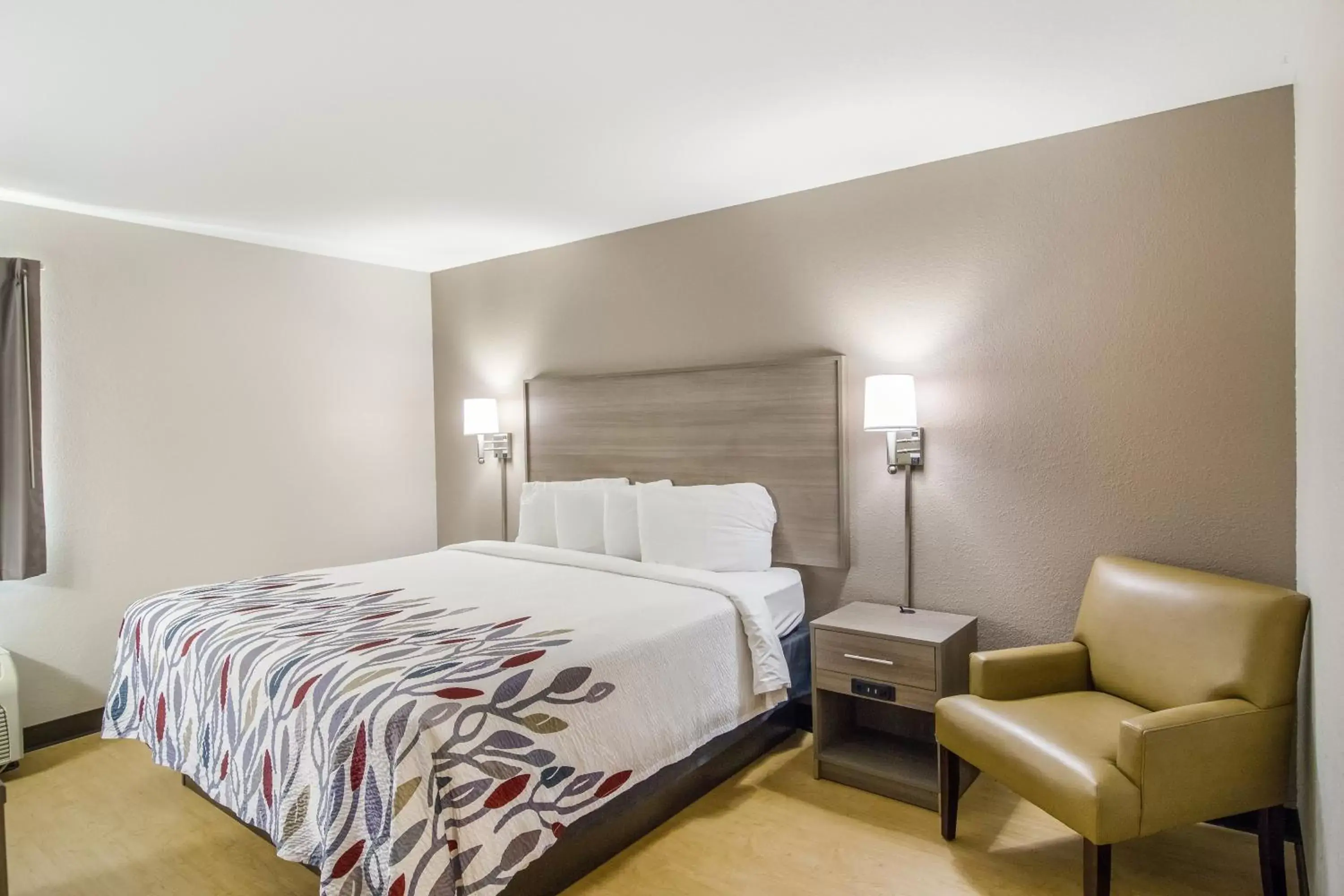 Superior King Room Non-Smoking in Red Roof Inn Darien - I-95 North Brunswick Superior King Room Non-Smoking in Red Roof Inn Darien - I-95 North Brunswick