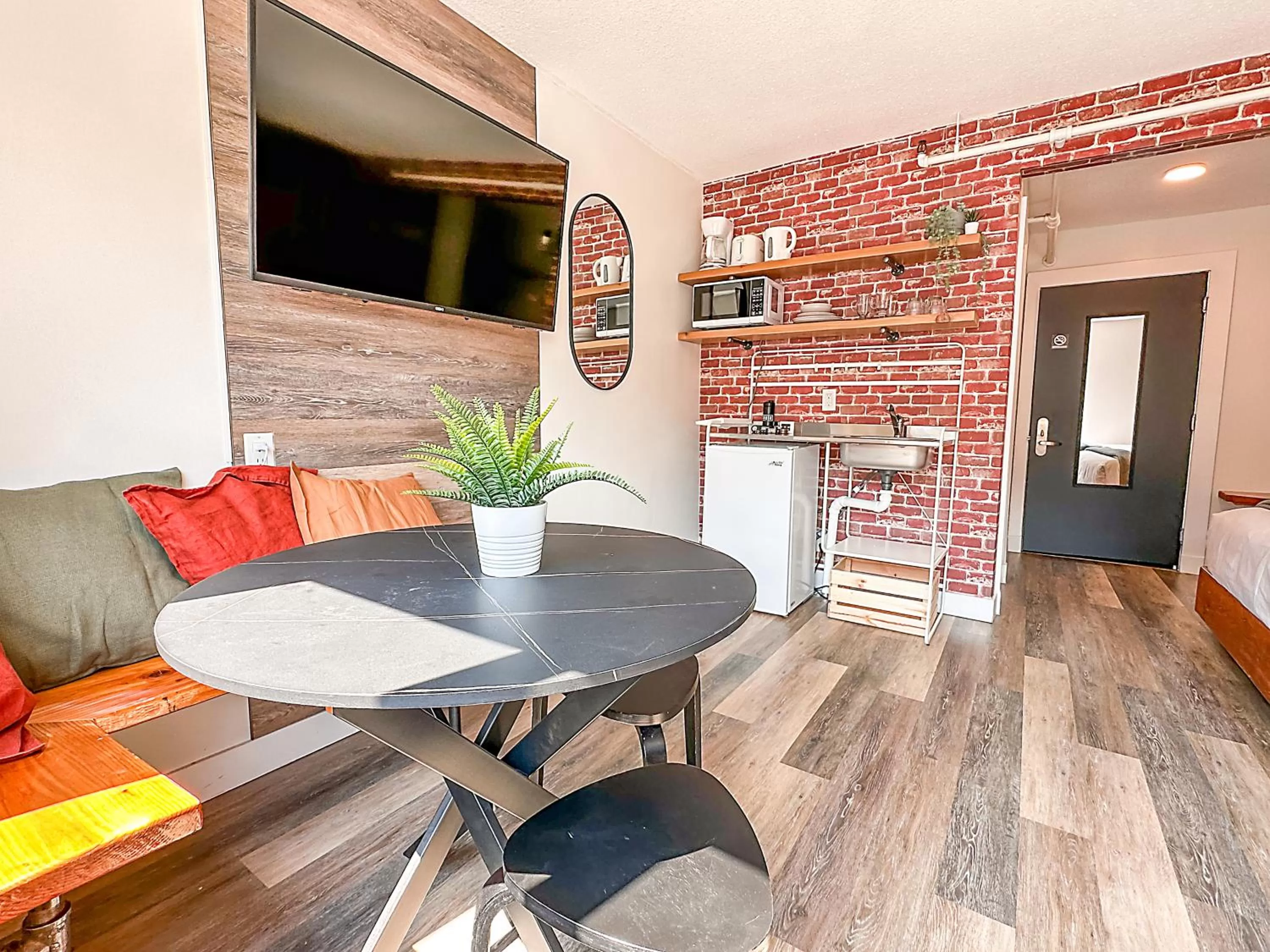 Kitchen or kitchenette in Crash Hotel Squamish