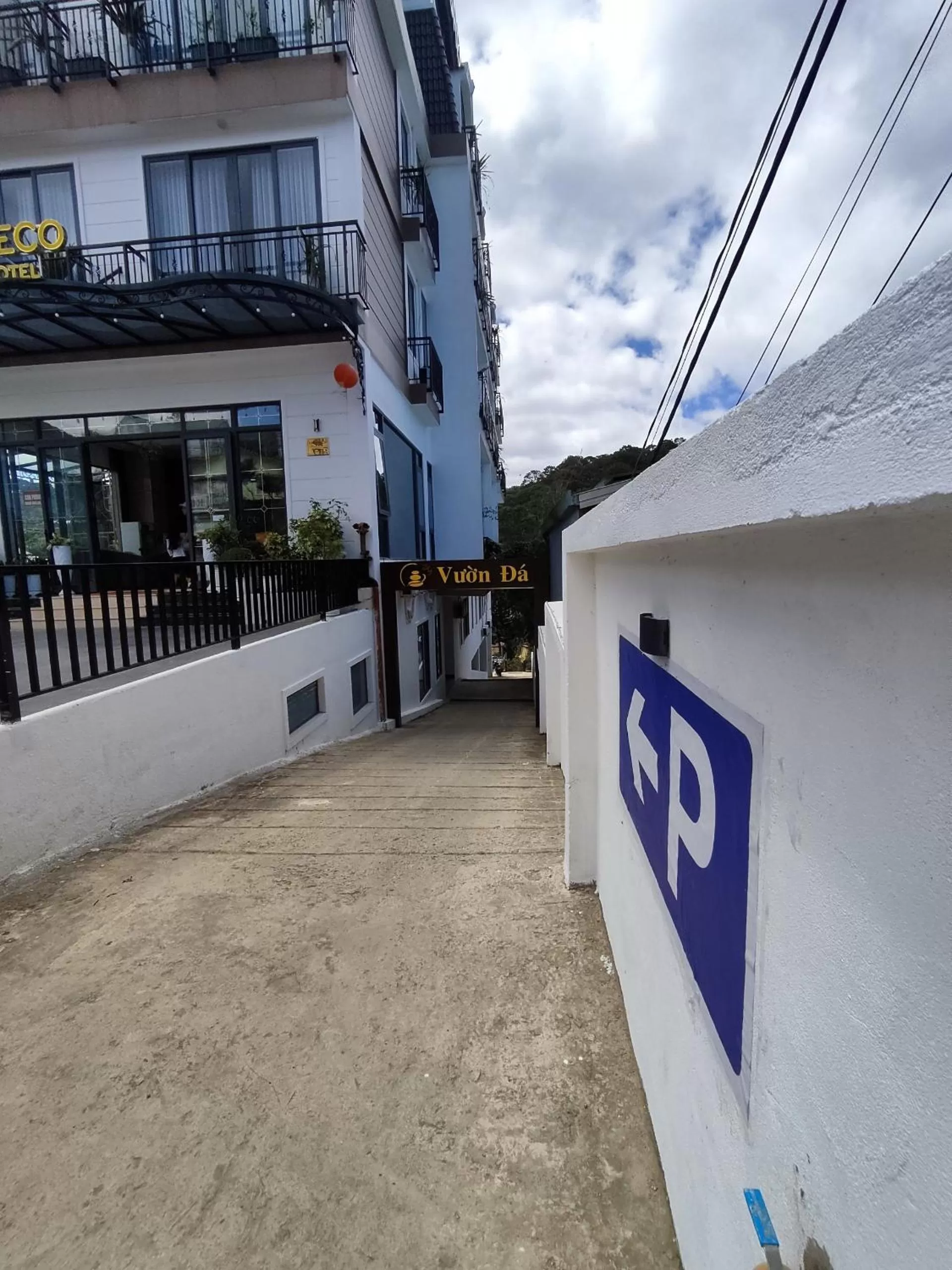 Parking in GREENECO DA LAT HOTEL - Khách sạn Green Eco Đà Lạt