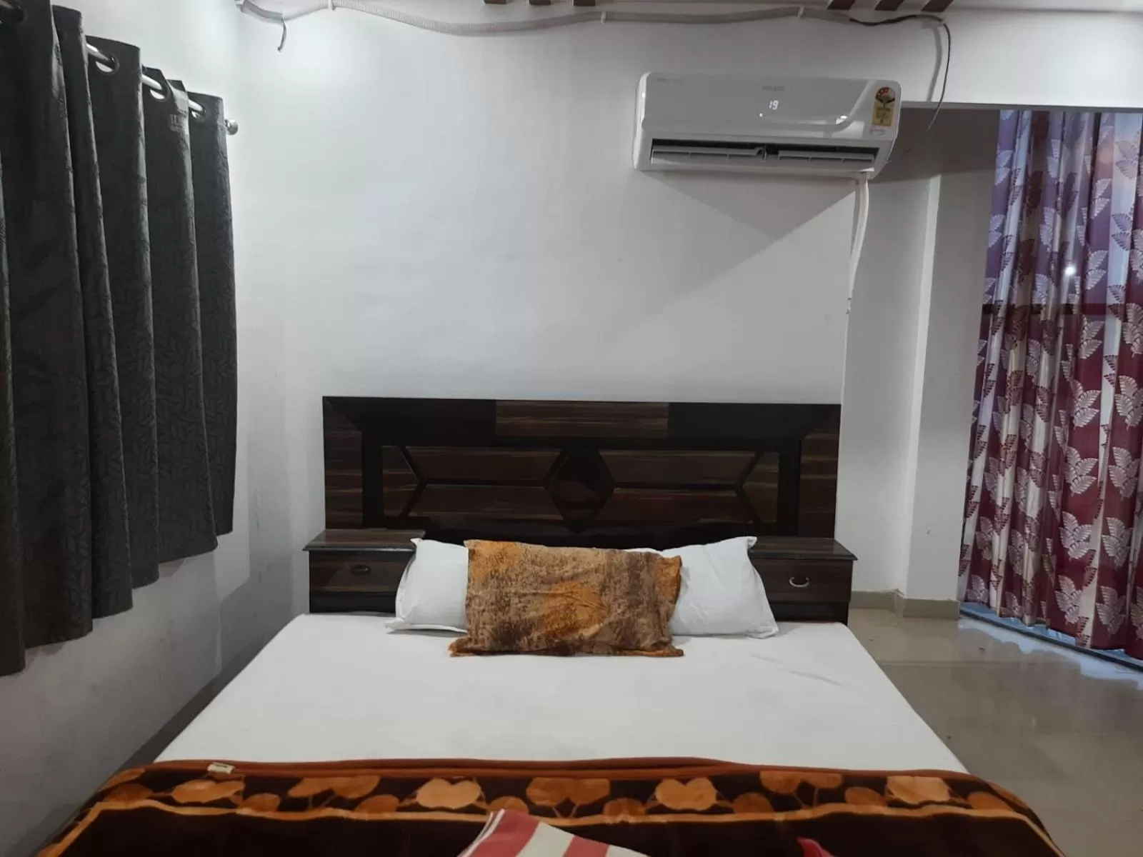 Bed in STAYMAKER Hotel Raj Ganga