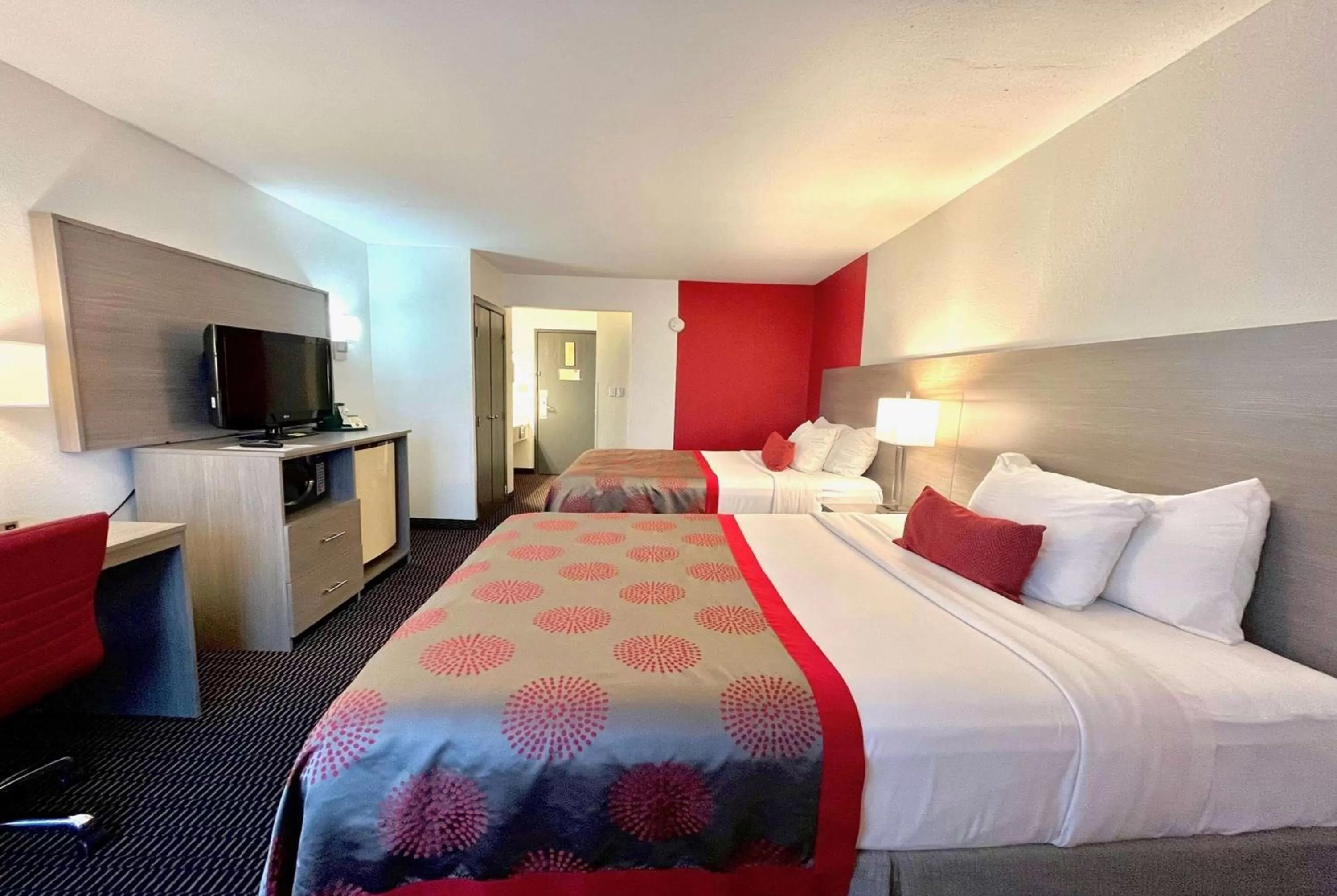 Photo of the whole room, Bed in Ramada by Wyndham Columbia