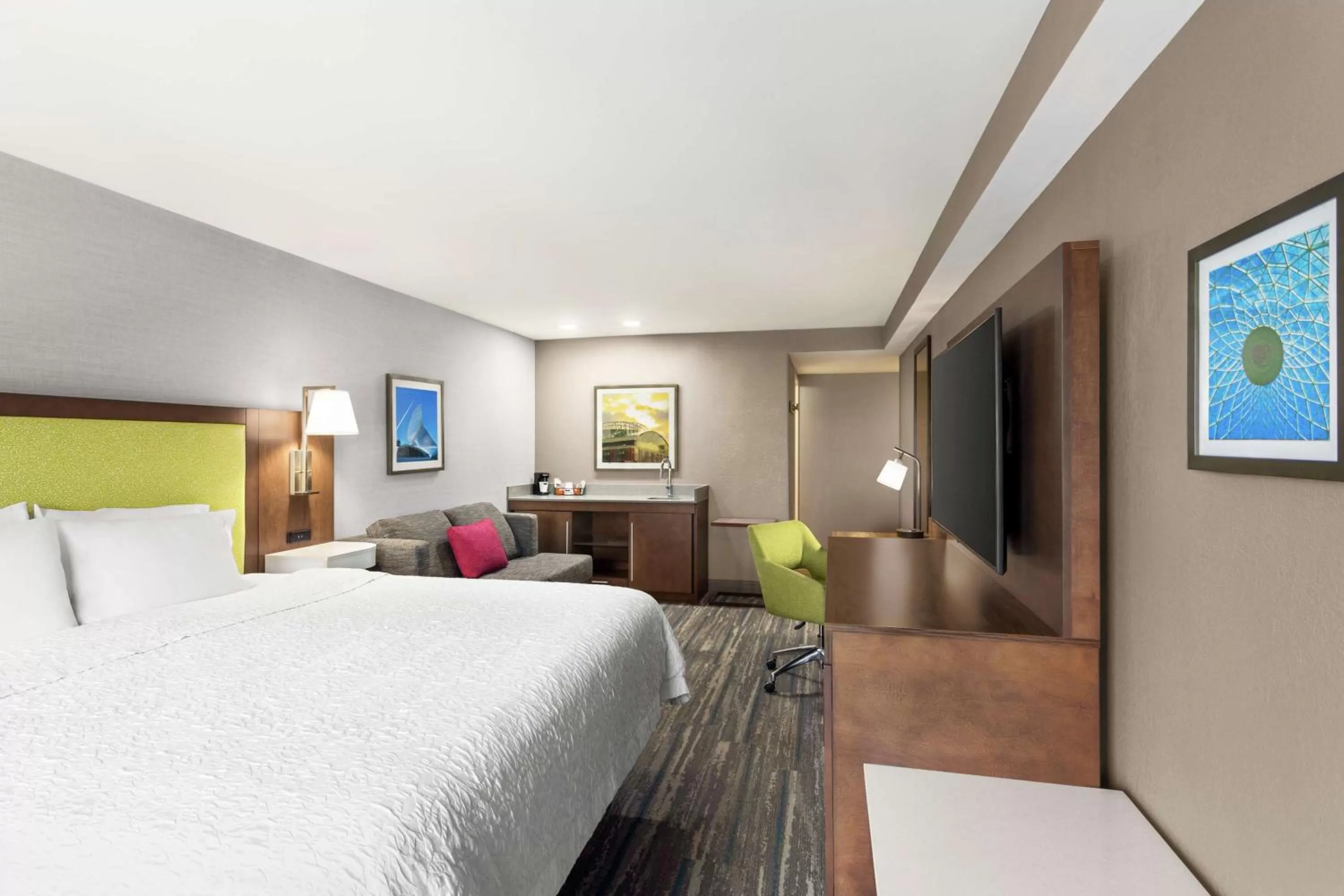 Bedroom, Bed in Hampton Inn Milwaukee Brookfield