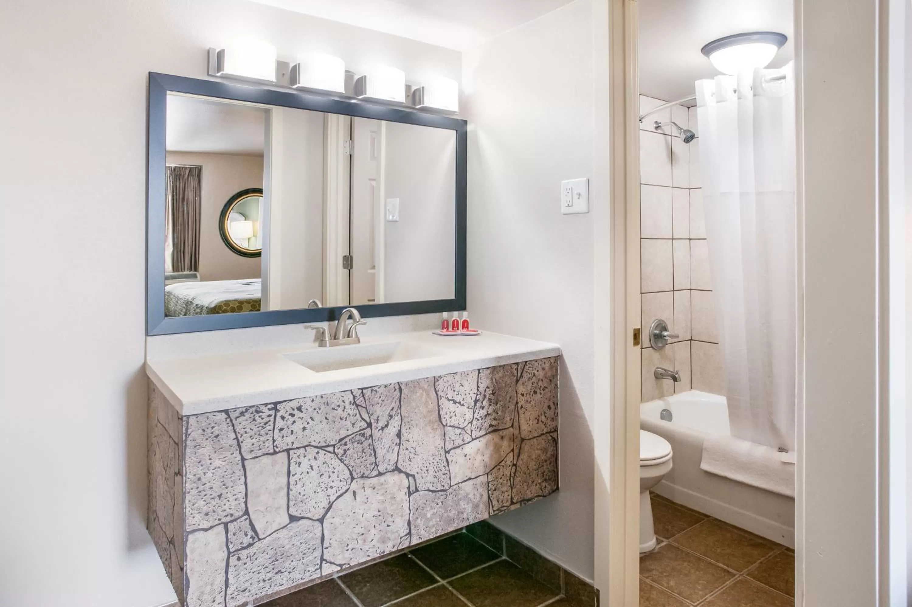 Bathroom in Suburban Studios Neenah-Appleton