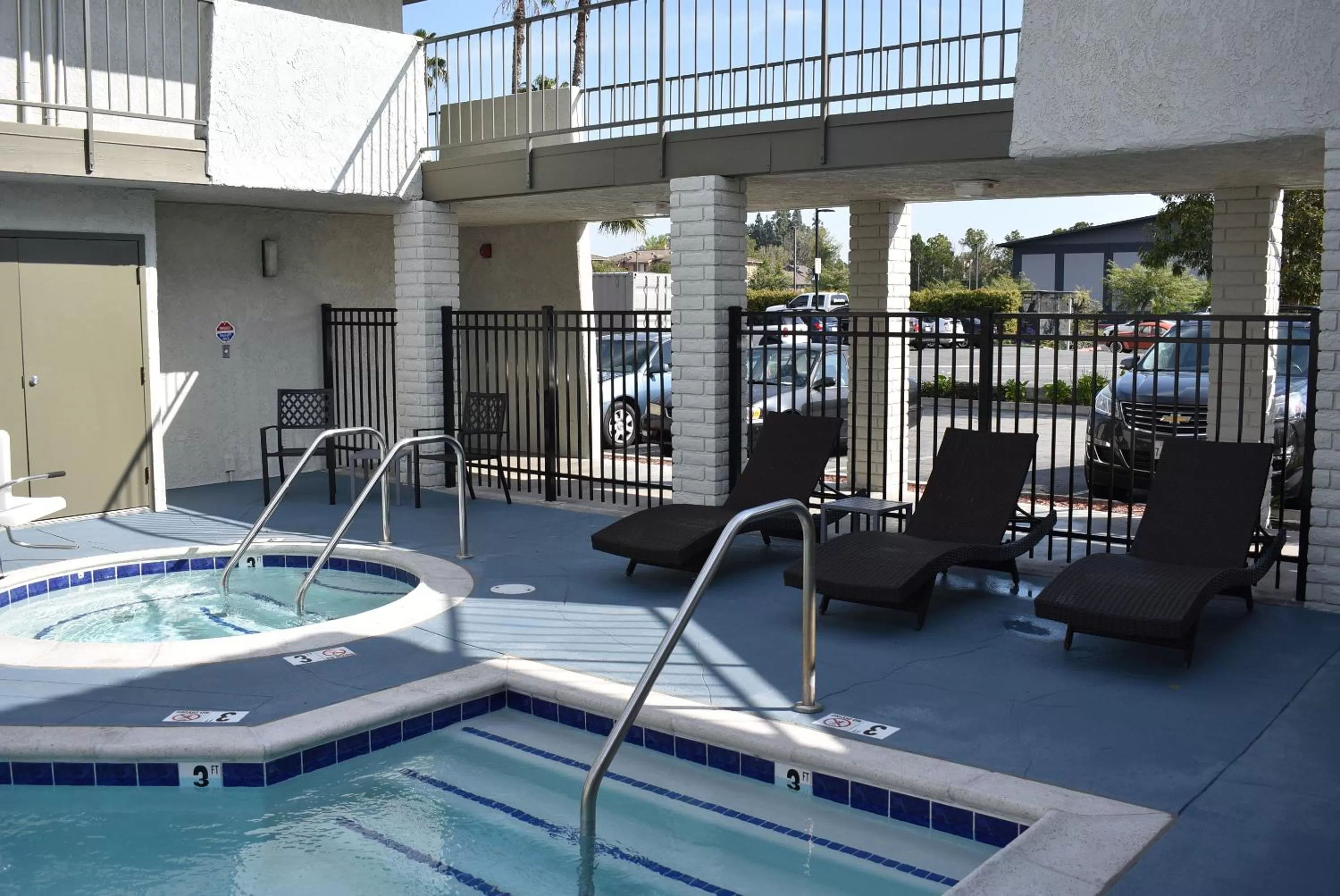 Swimming pool in Signature Anaheim Maingate