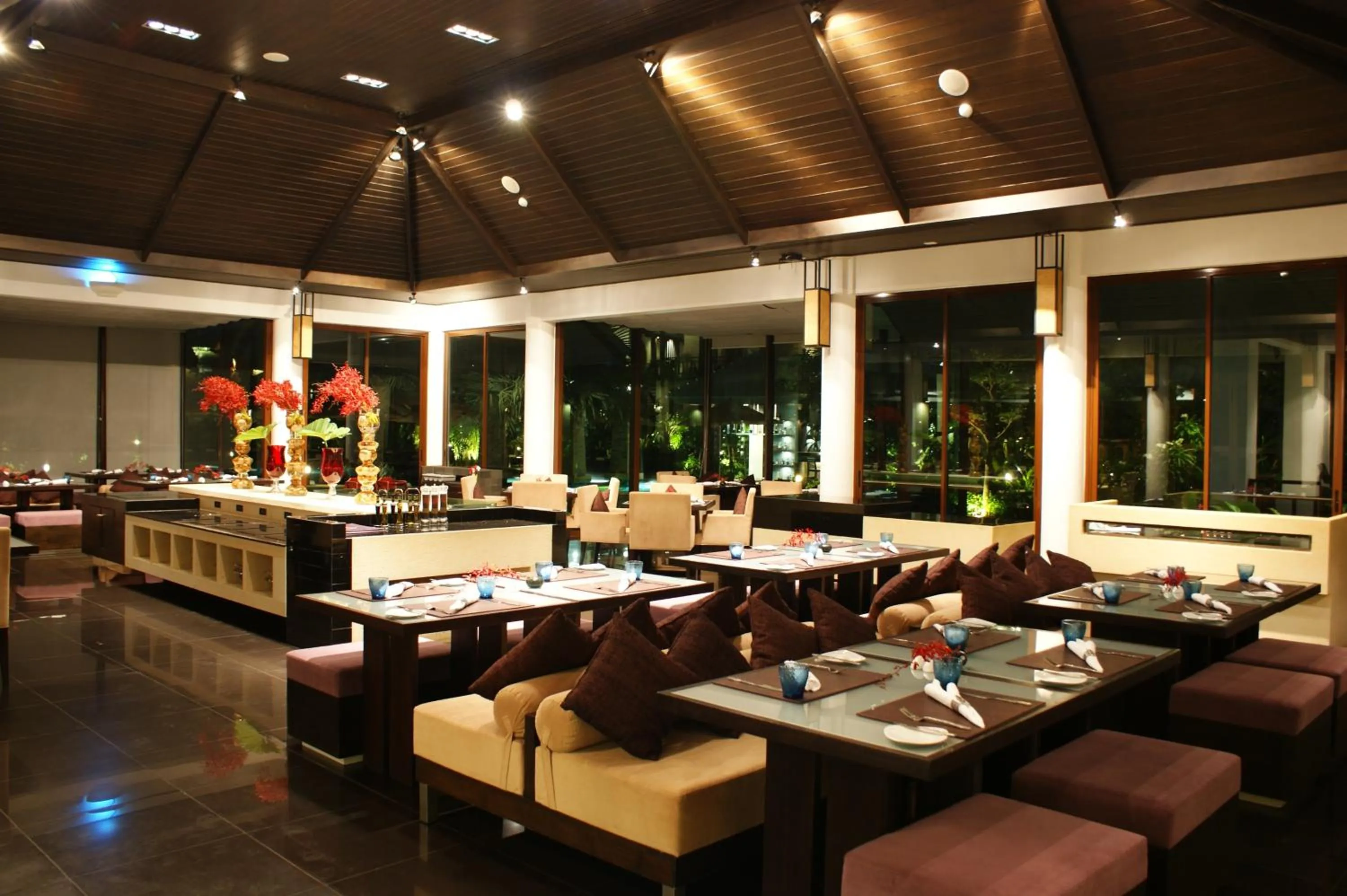 Restaurant/places to eat in The Zign Hotel Premium Villa