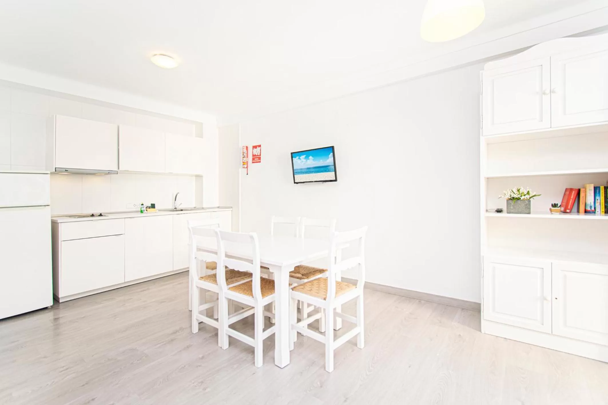 Kitchen or kitchenette in Apartamentos Falcó