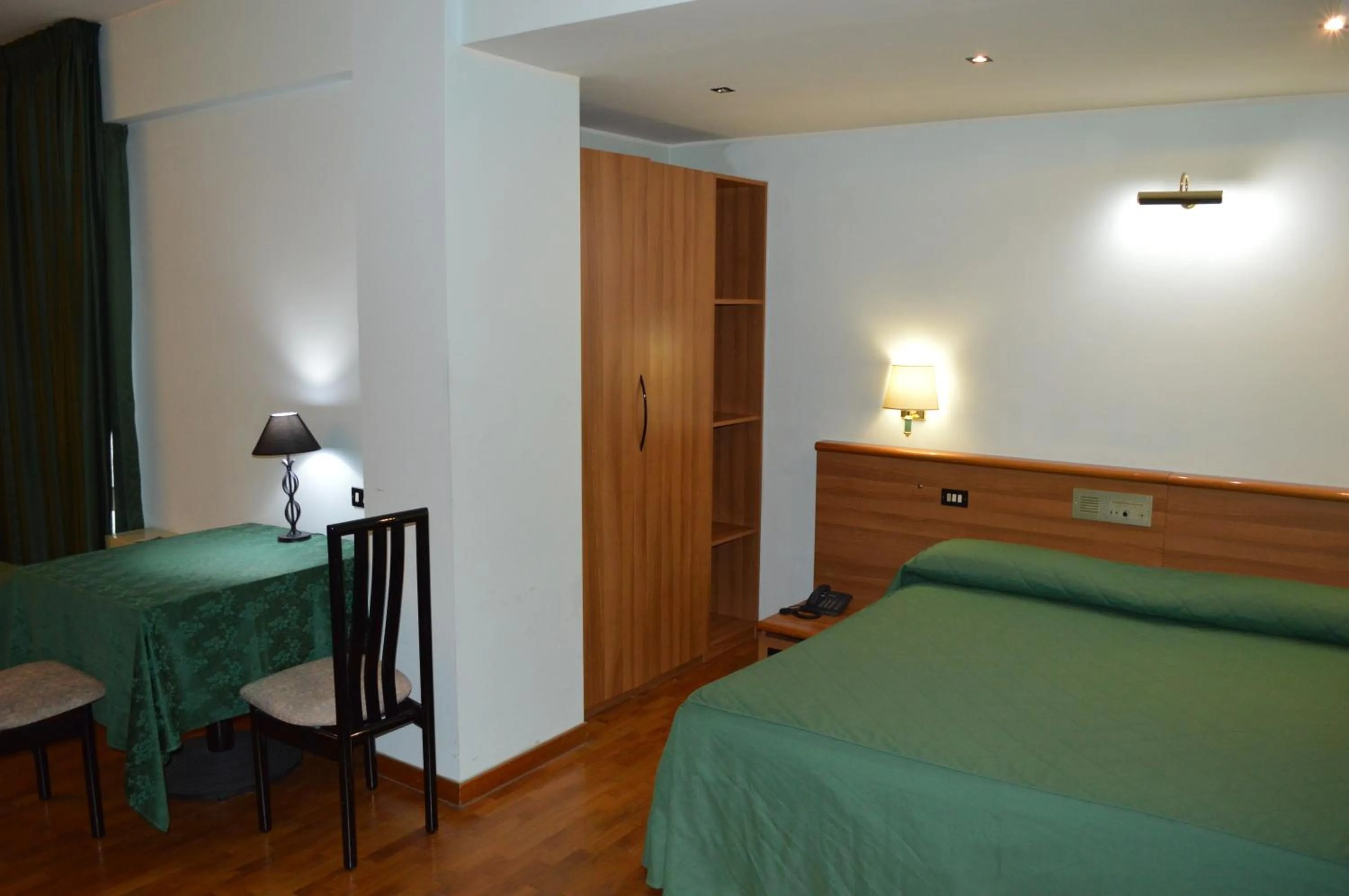 Photo of the whole room, Bed in Canadian Hotel