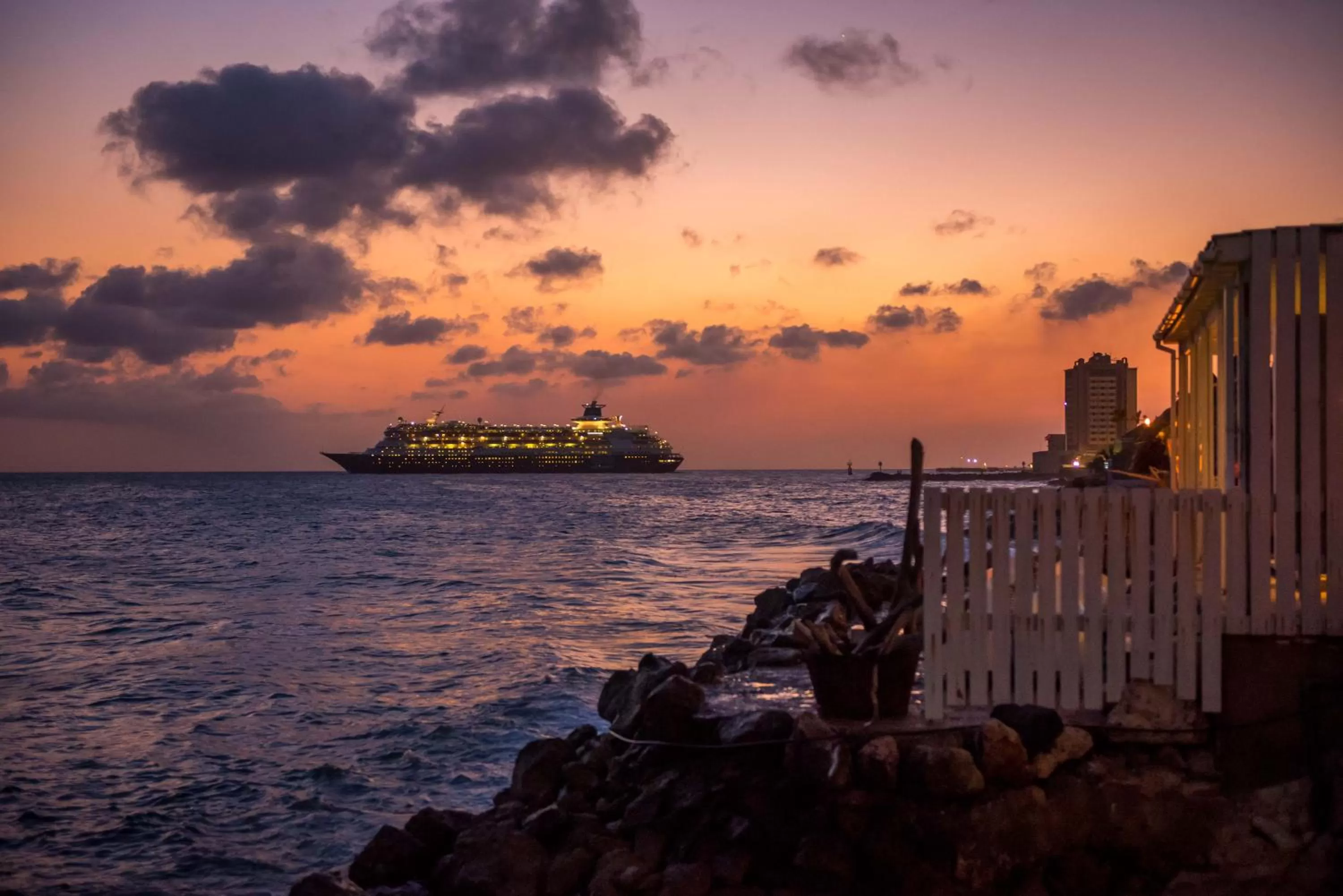 Beach in Scuba Lodge & Suites