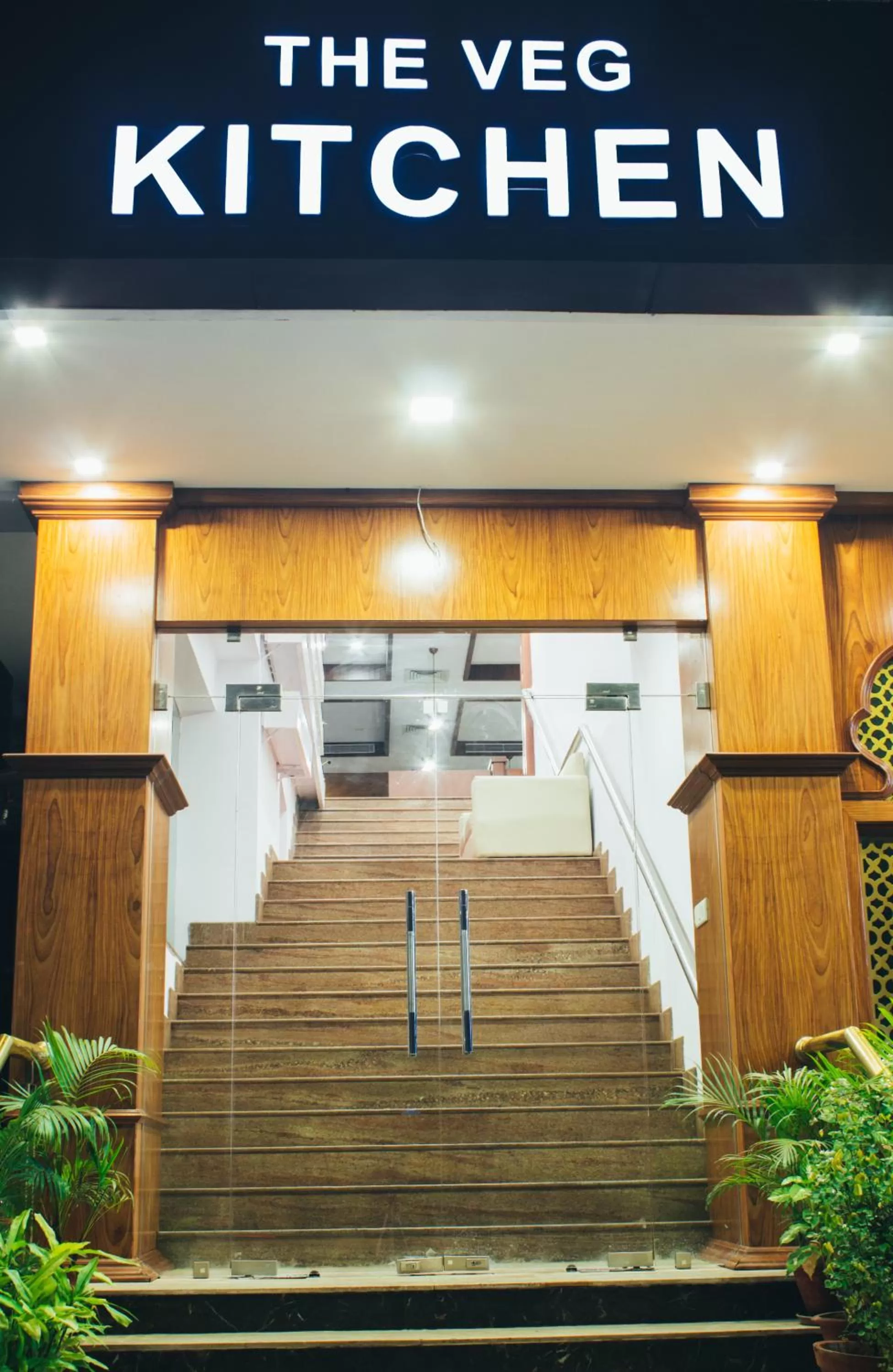 Restaurant/places to eat in Ambaari hotel