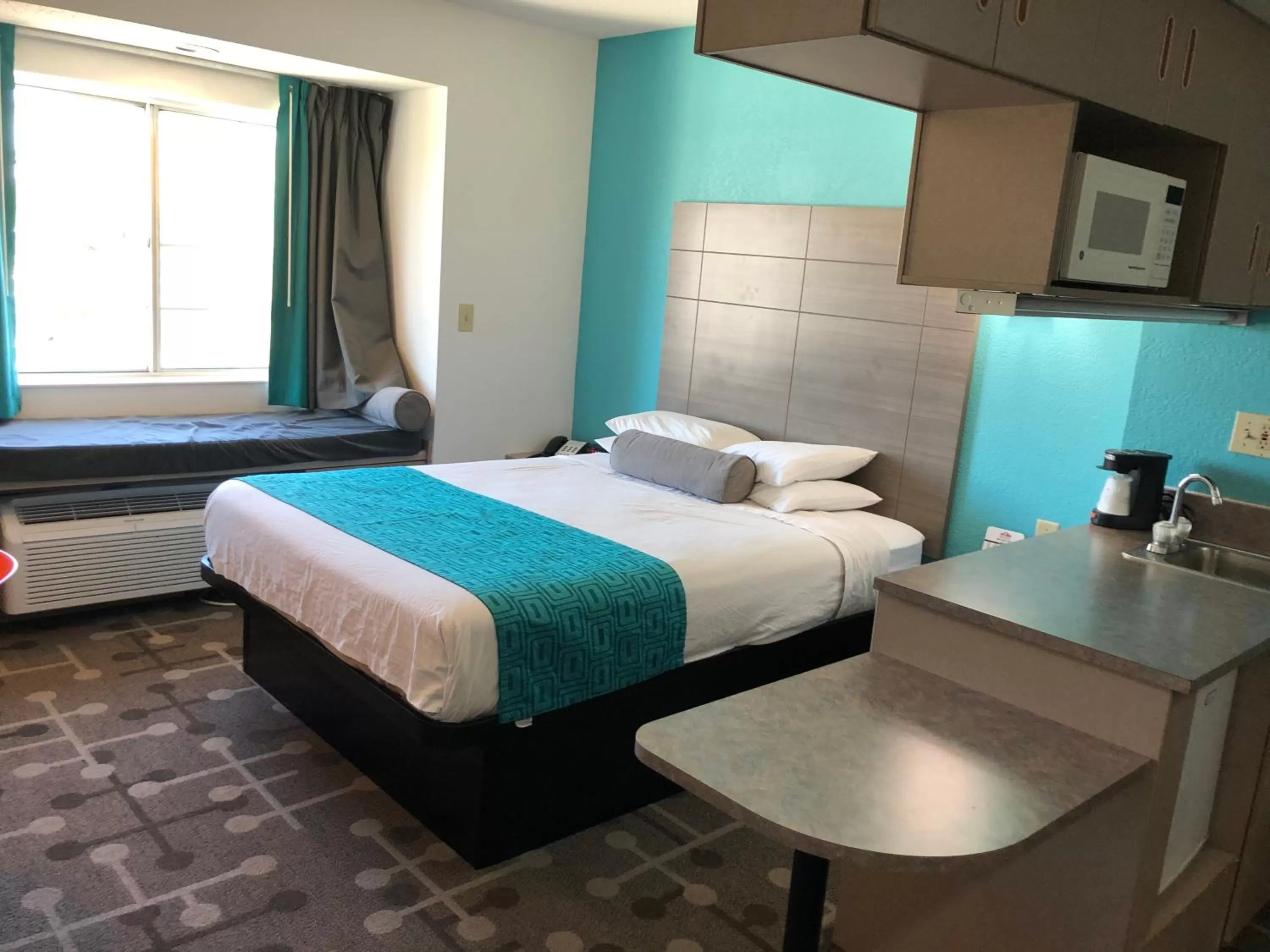 Bed in Red Lion Inn & Suites Elk Grove Village