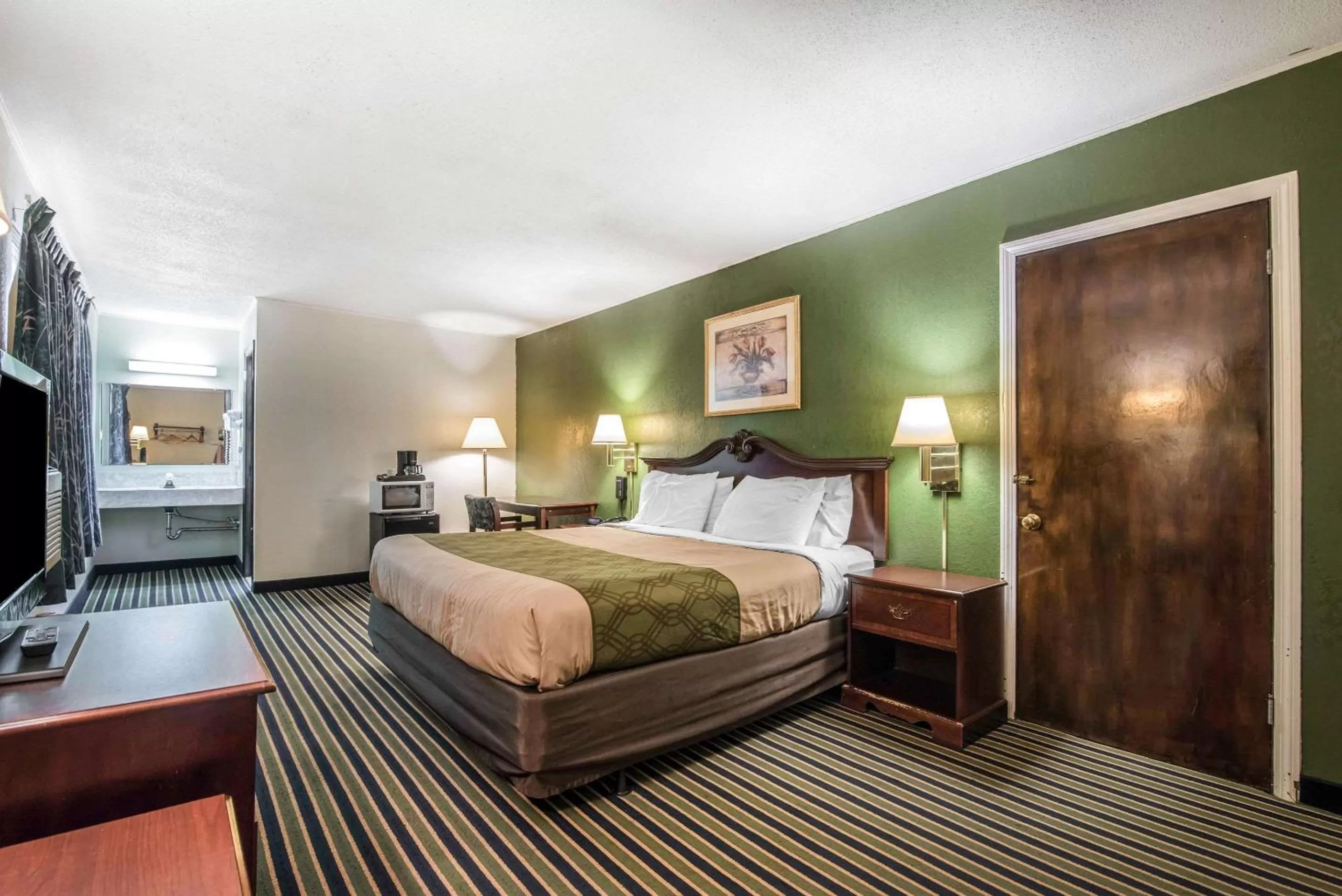 Photo of the whole room, Bed in Econo Lodge