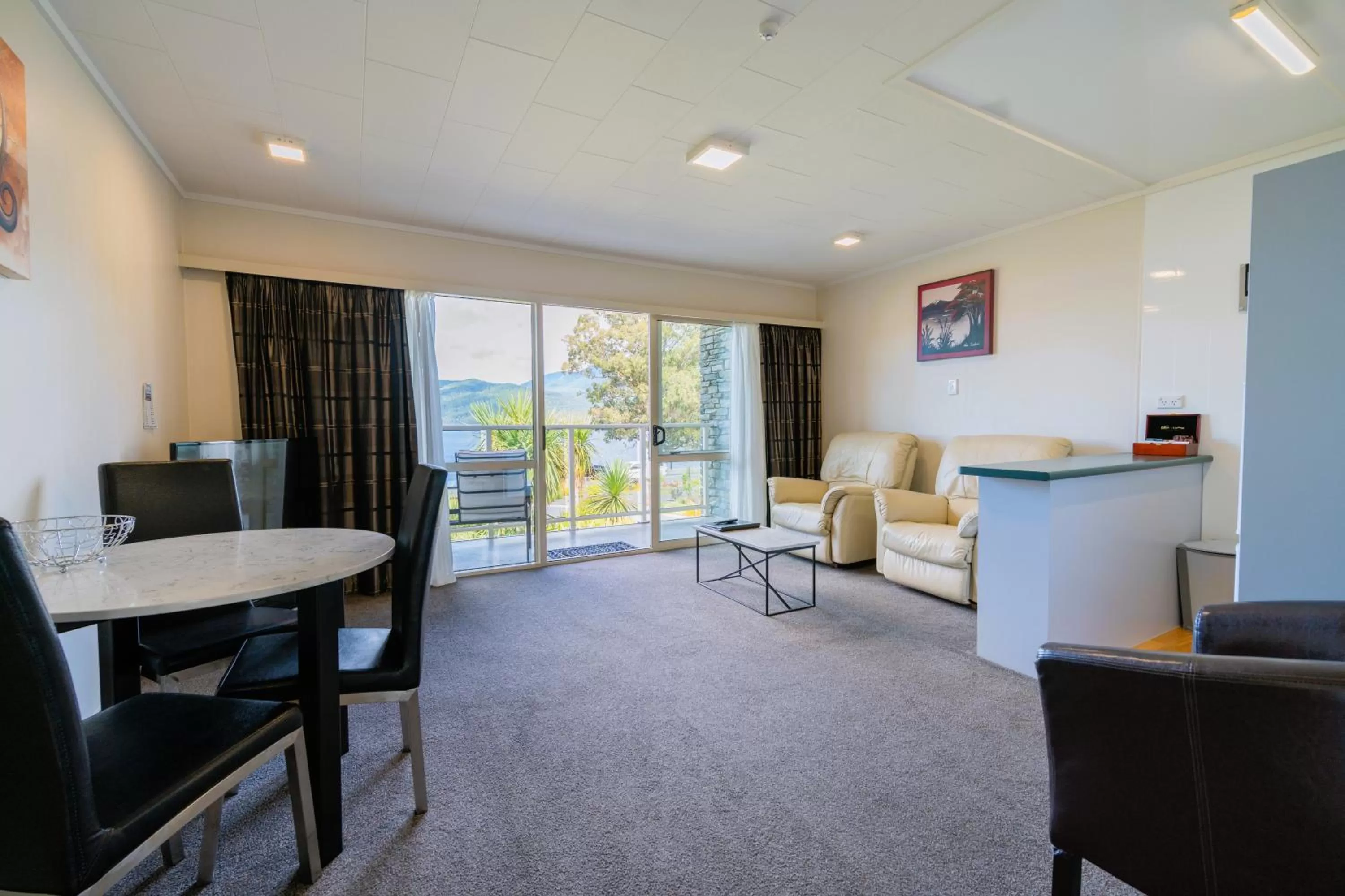 Dining area in Fiordland Lakeview Motel and Apartments