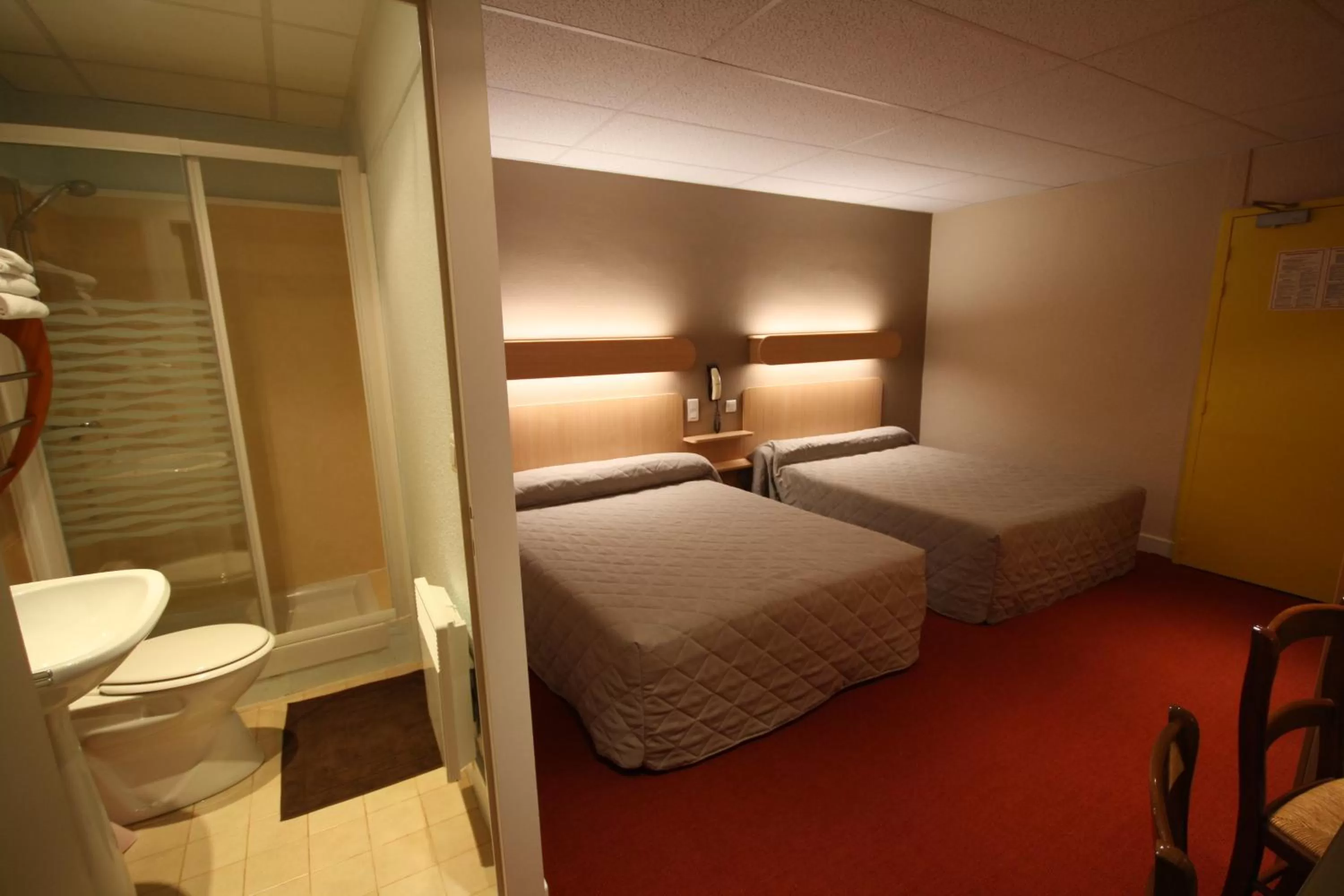 Photo of the whole room, Bed in Logis Hotel L'ange Couronne