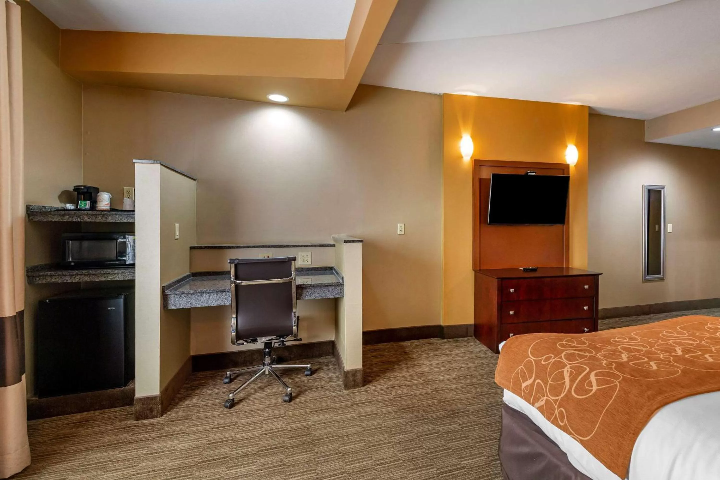 Bedroom, Bed in Comfort Suites Perrysburg - Toledo South