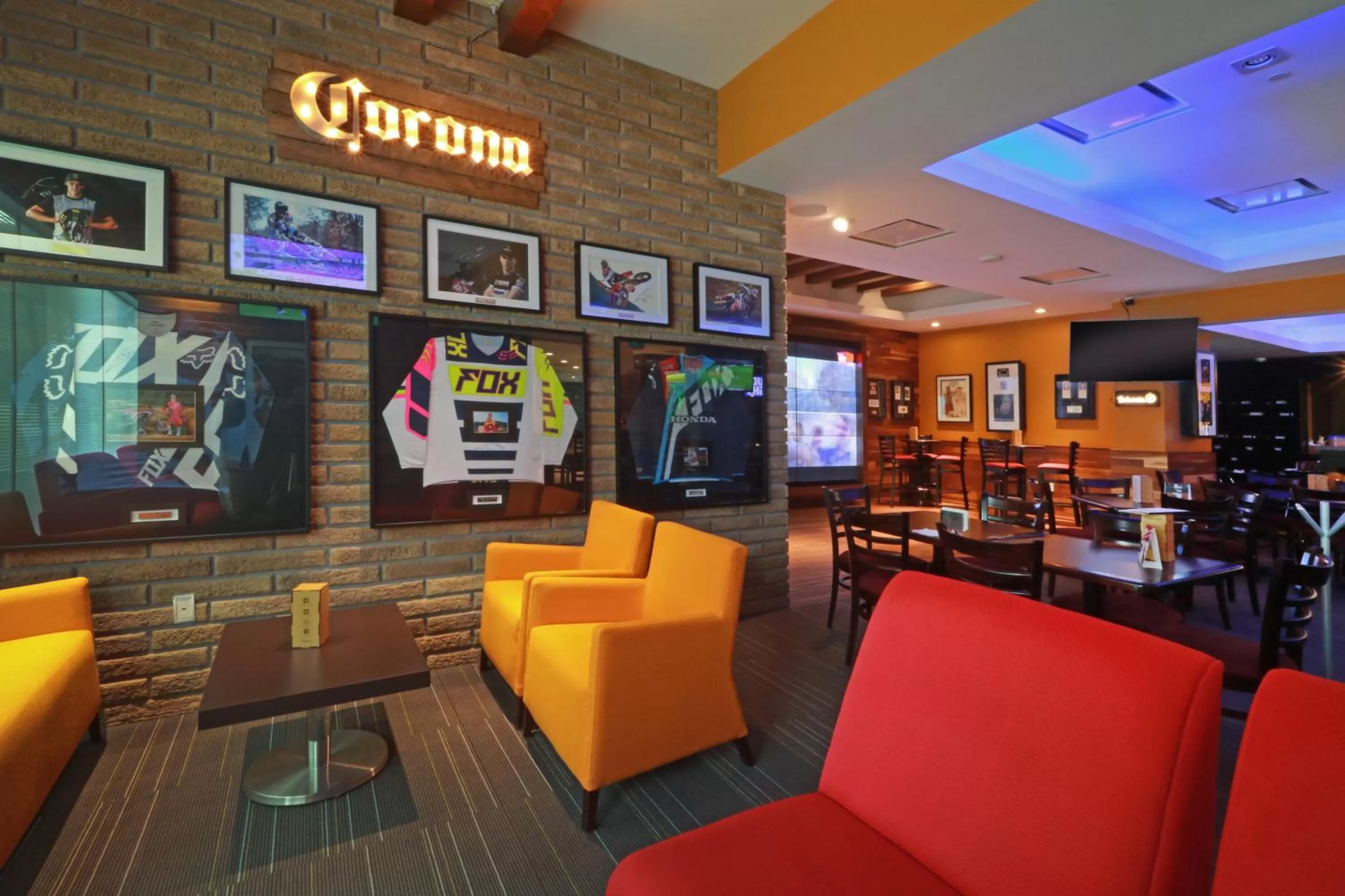 Lounge or bar in Holiday Inn & Suites Plaza Mayor by IHG