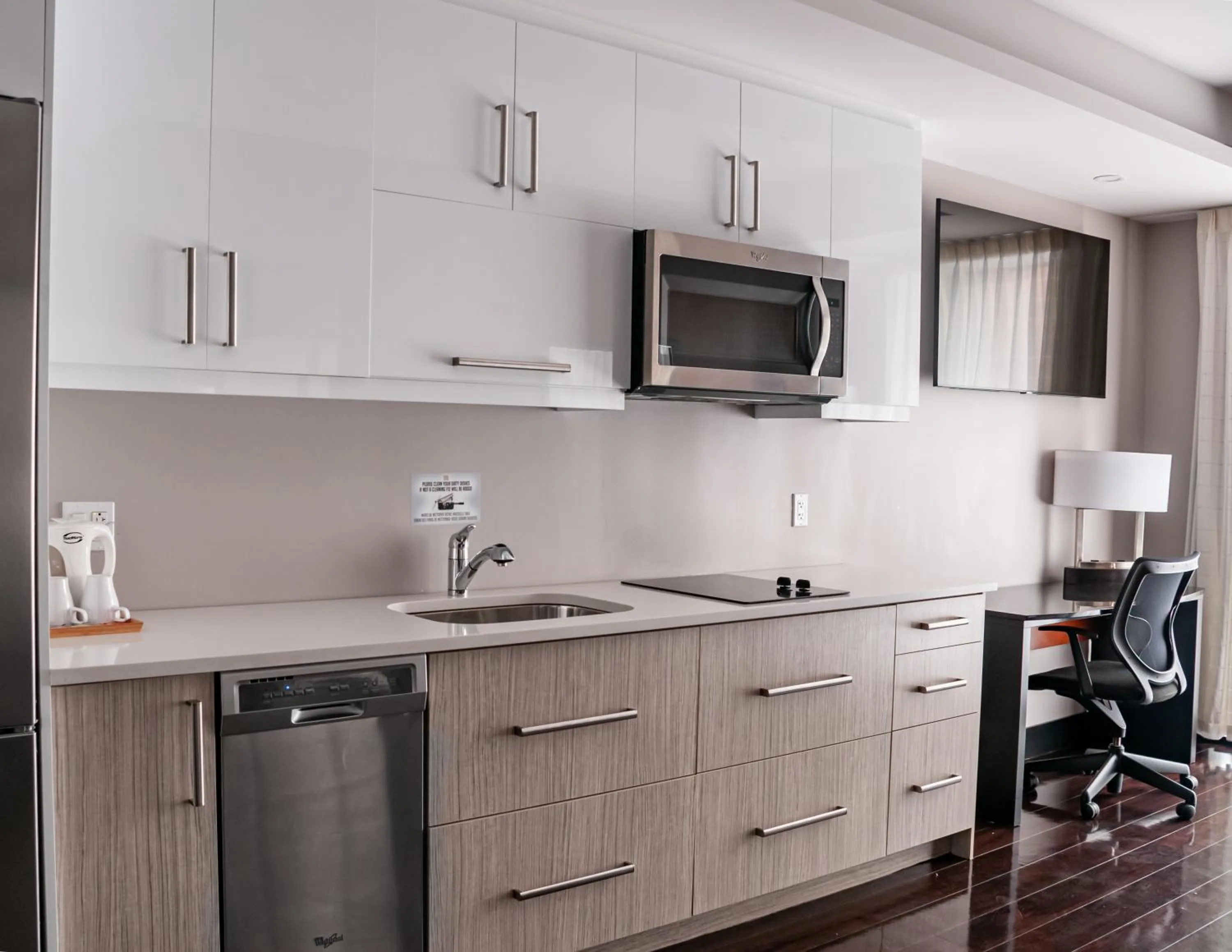 Kitchen or kitchenette in M Montreal Hostel