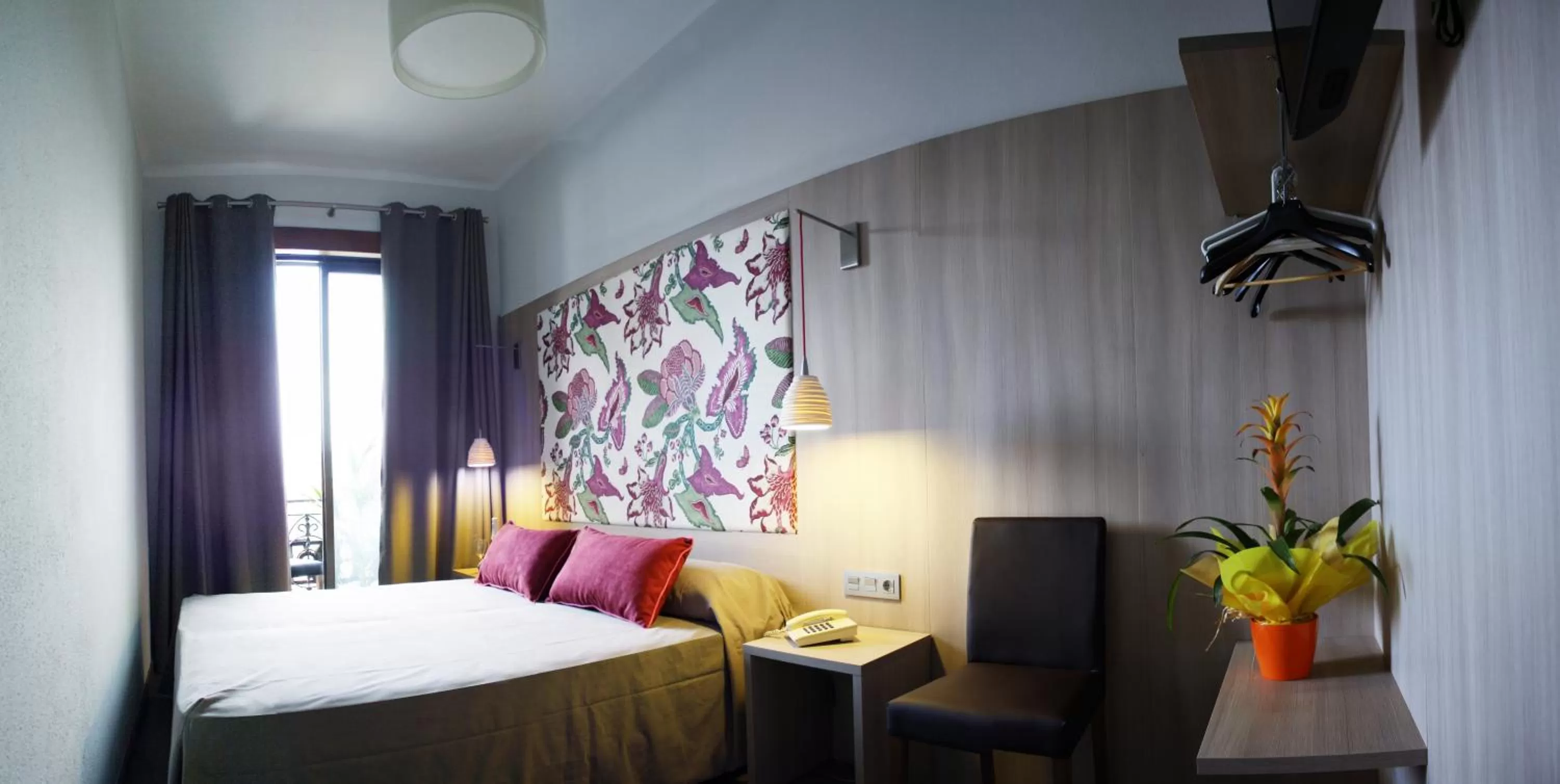 Photo of the whole room, Bed in Hotel Ginebra