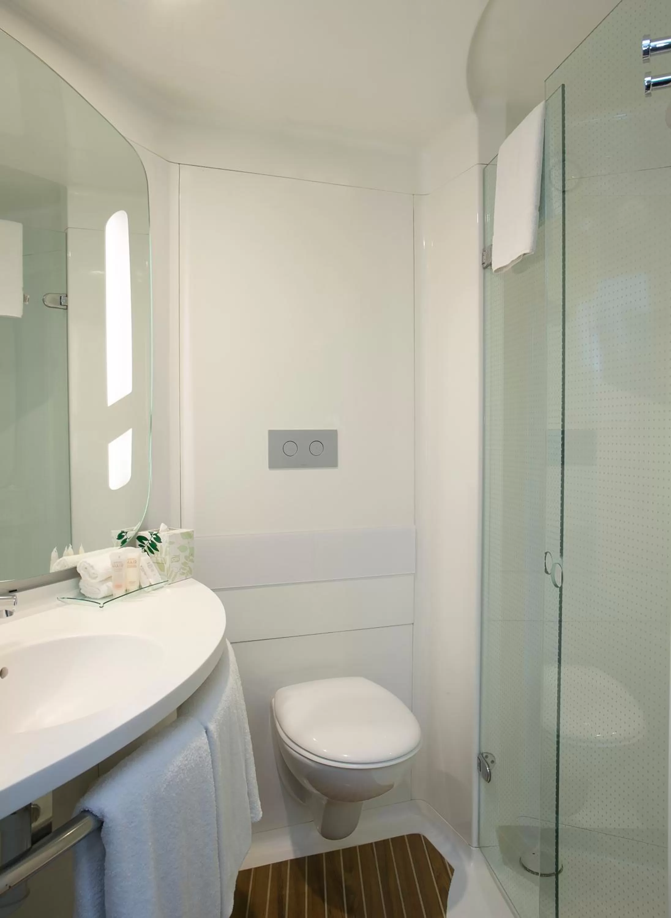 Shower in ibis Sydney Airport