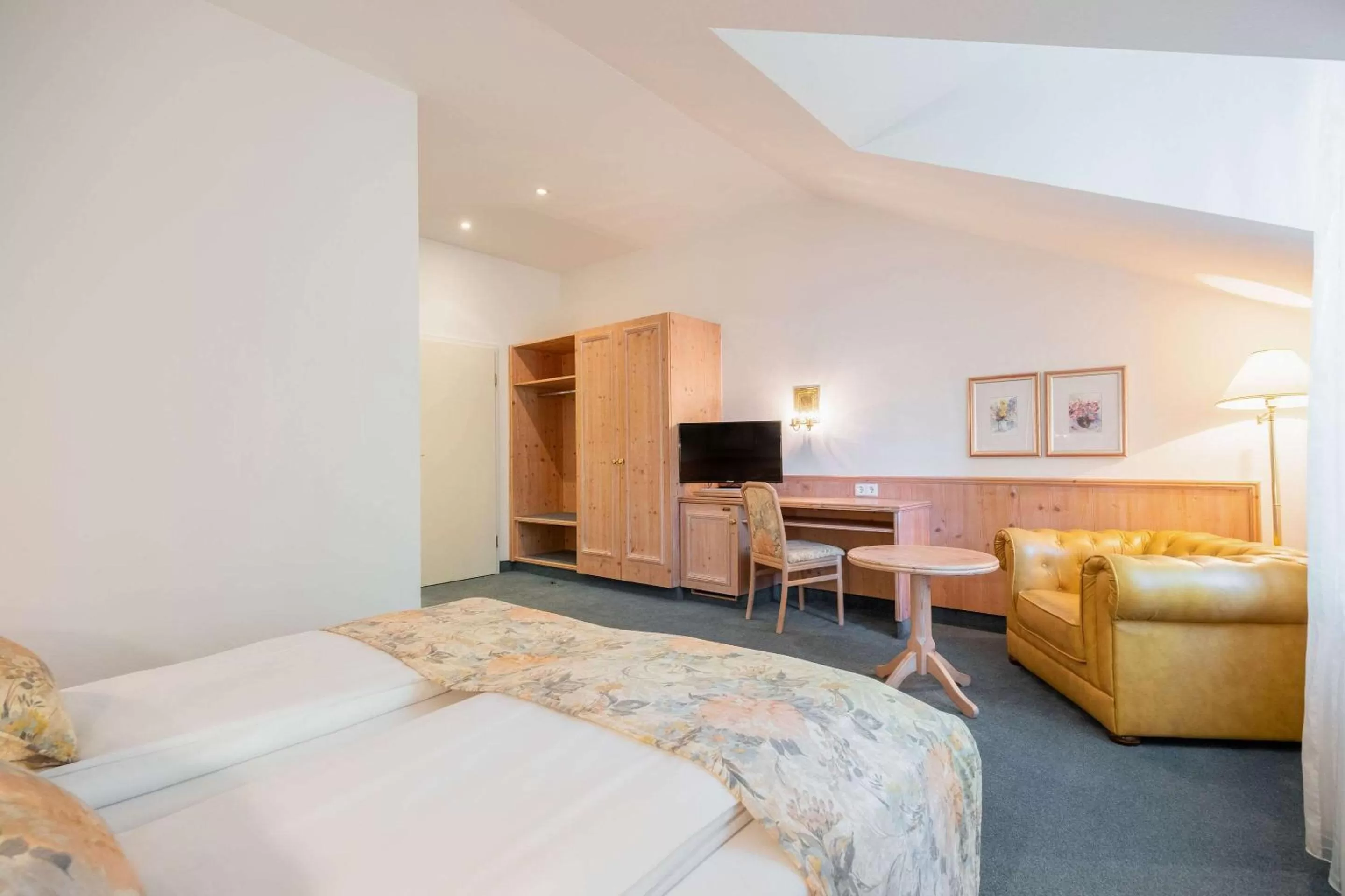 Photo of the whole room, Bed in Hotel Georgenhof Markt Schwaben