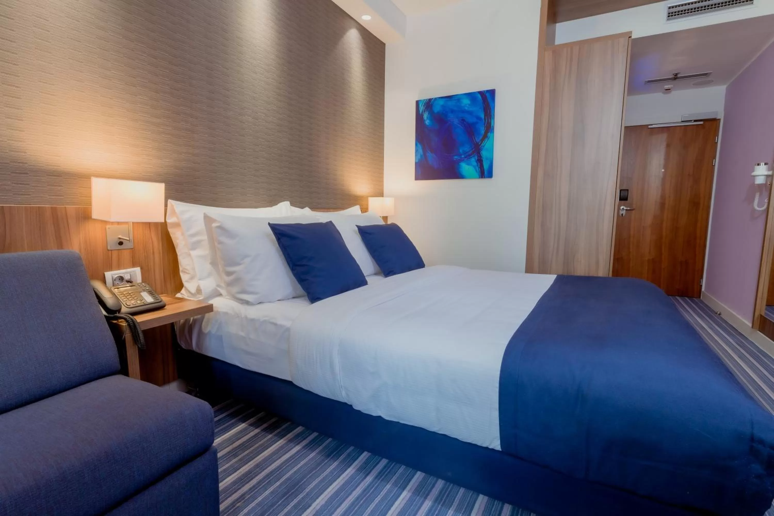 Property building, Bed in Holiday Inn Express Belgrade - City, an IHG Hotel