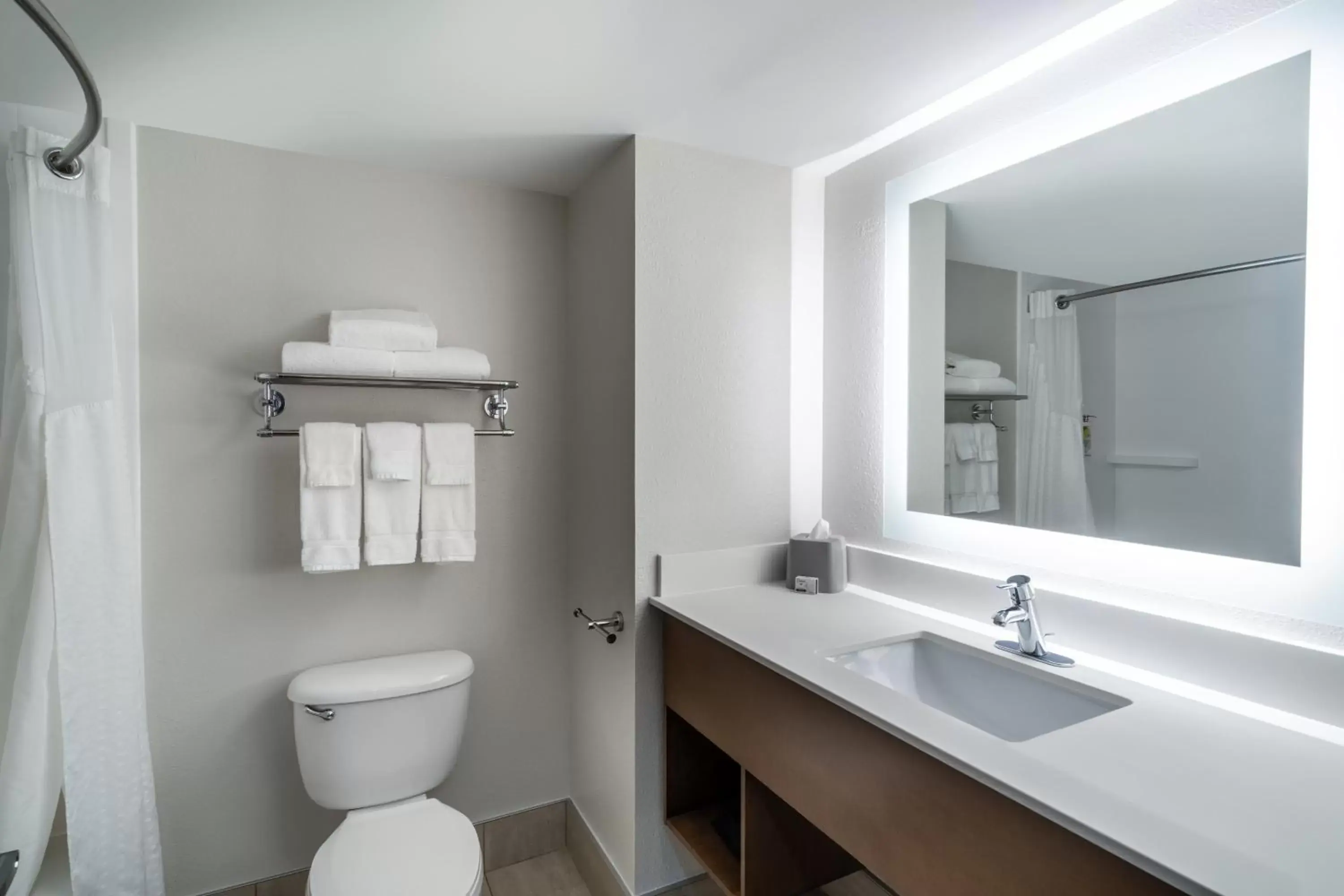 King Room - Disability Access with Tub in Holiday Inn Express Hotel & Suites Bluffton at Hilton Head Area, an IHG Hotel King Room - Disability Access with Tub in Holiday Inn Express Hotel & Suites Bluffton at Hilton Head Area, an IHG Hotel