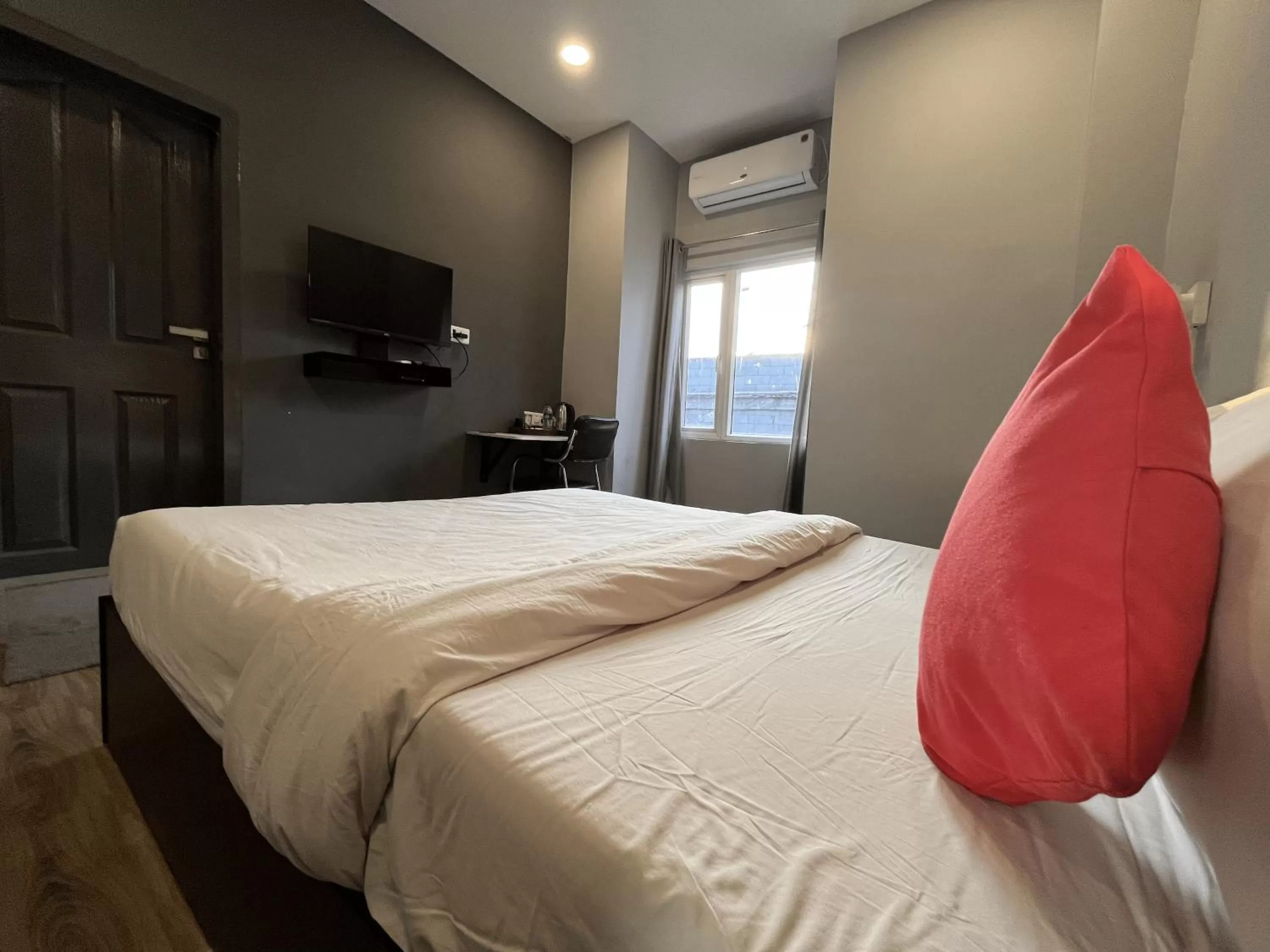 Communal lounge/ TV room, Bed in Hotel Zen Garden