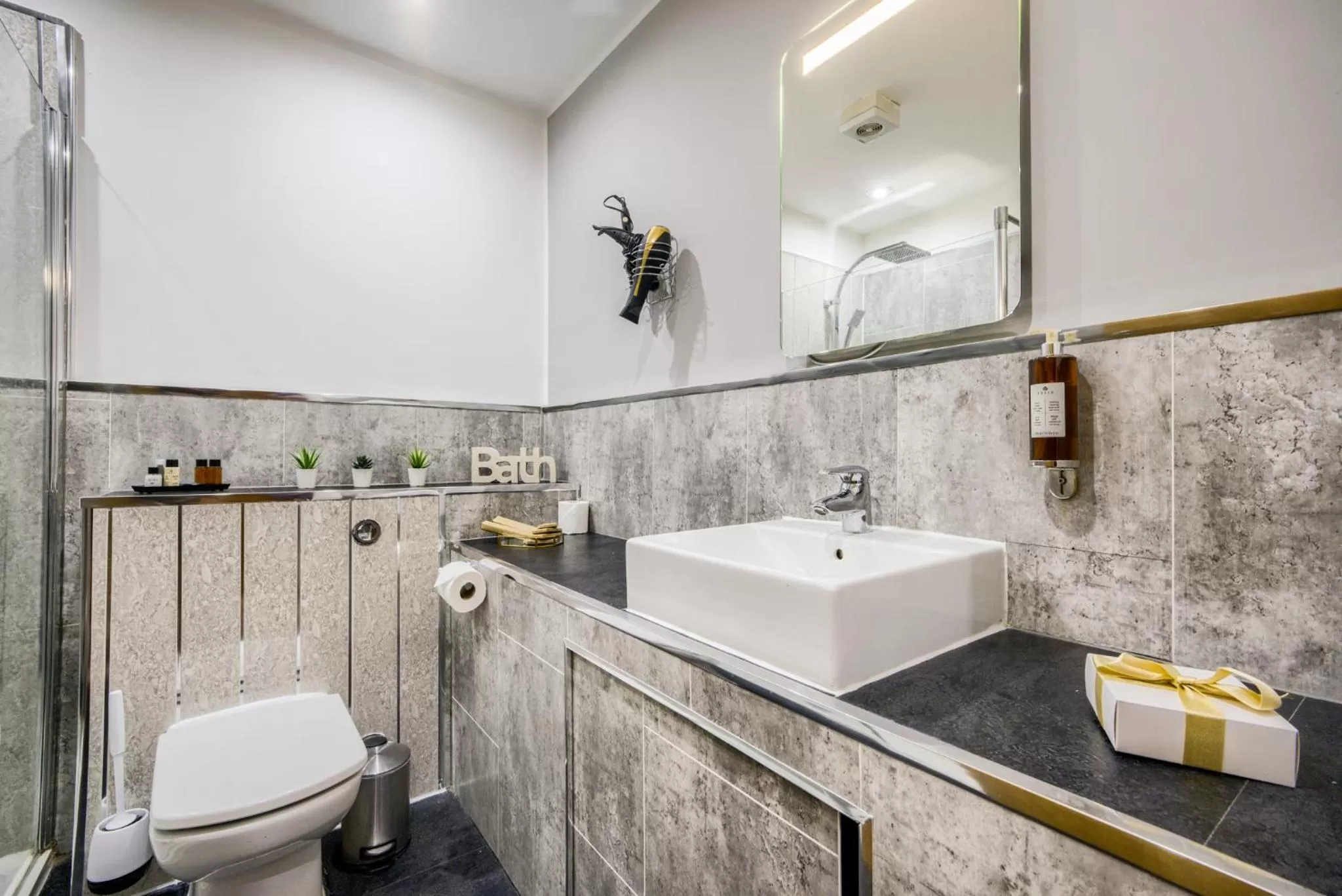 Bathroom in Villare Leicester City Centre hotel