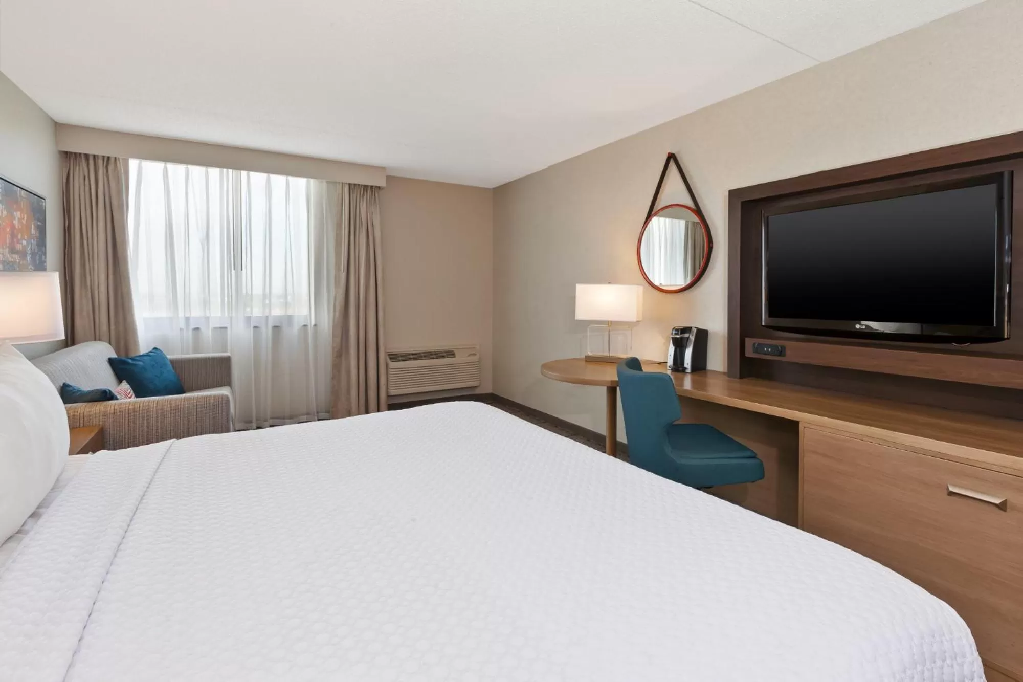 Bedroom, Bed in Crowne Plaza Columbus North - Worthington by IHG