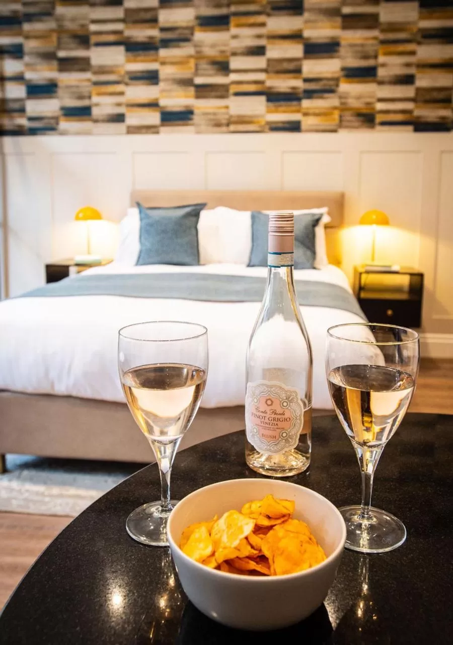 Drinks, Bed in The Gresham Aparthotel