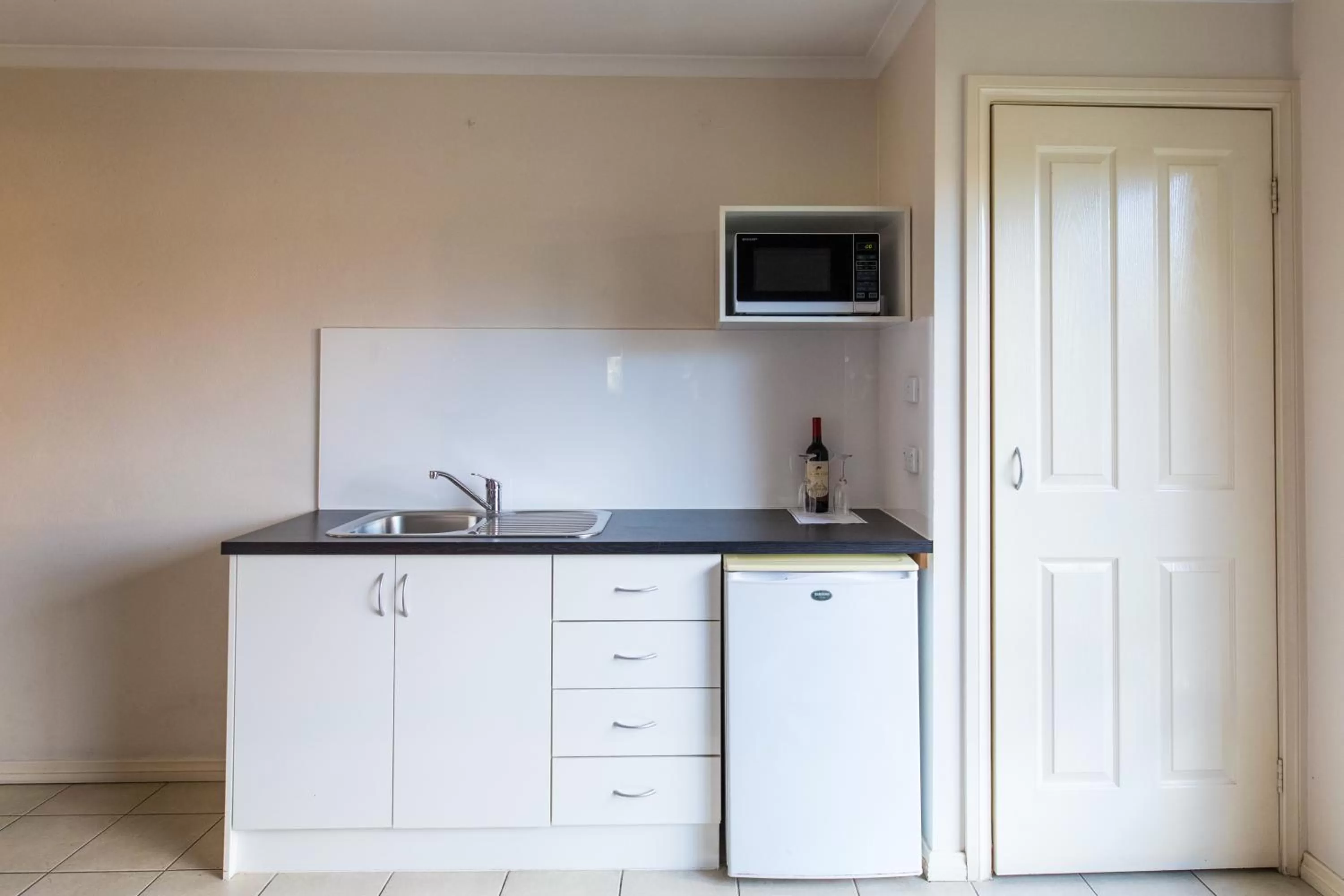 Kitchen or kitchenette in Best Western Mill Park Motor Inn