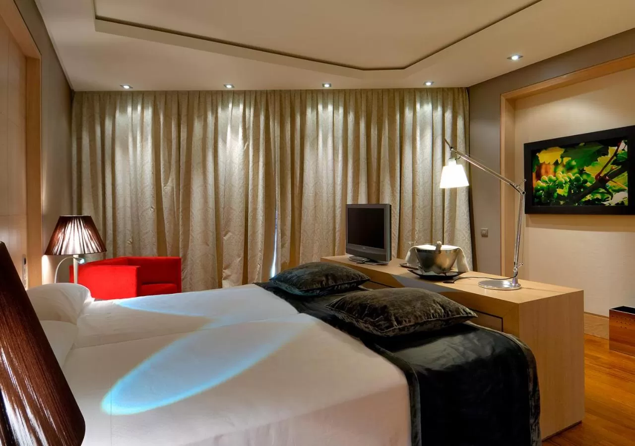 Decorative detail, Bed in Vincci Frontaura