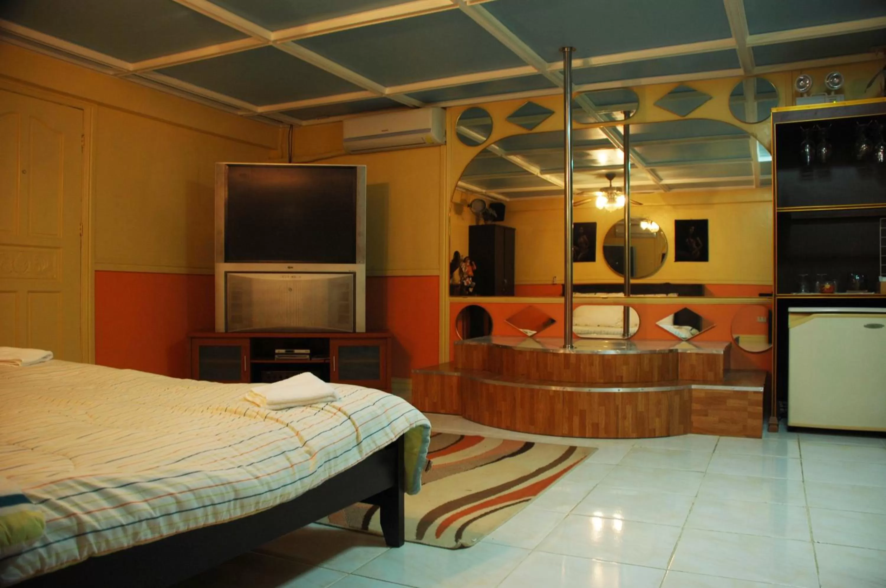 Bed in Kokomos Hotel and Restaurant