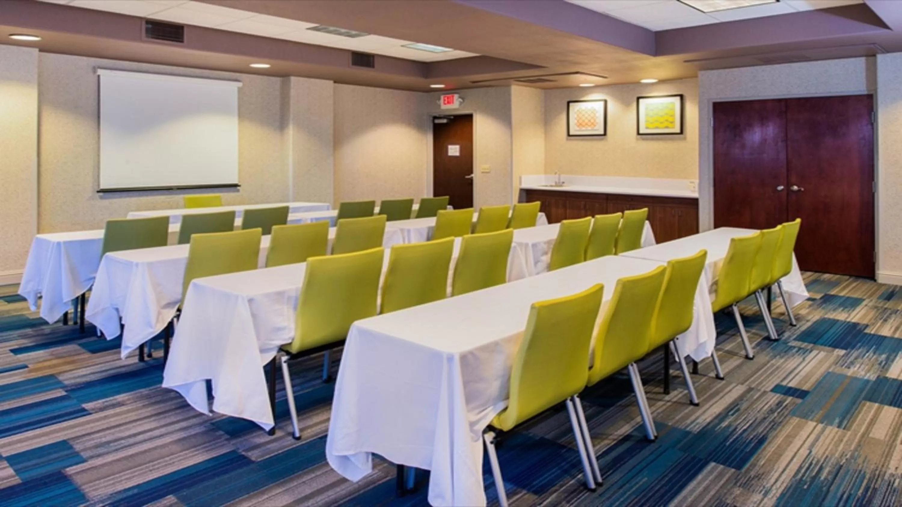 Meeting/conference room in Holiday Inn Express Woodland by IHG