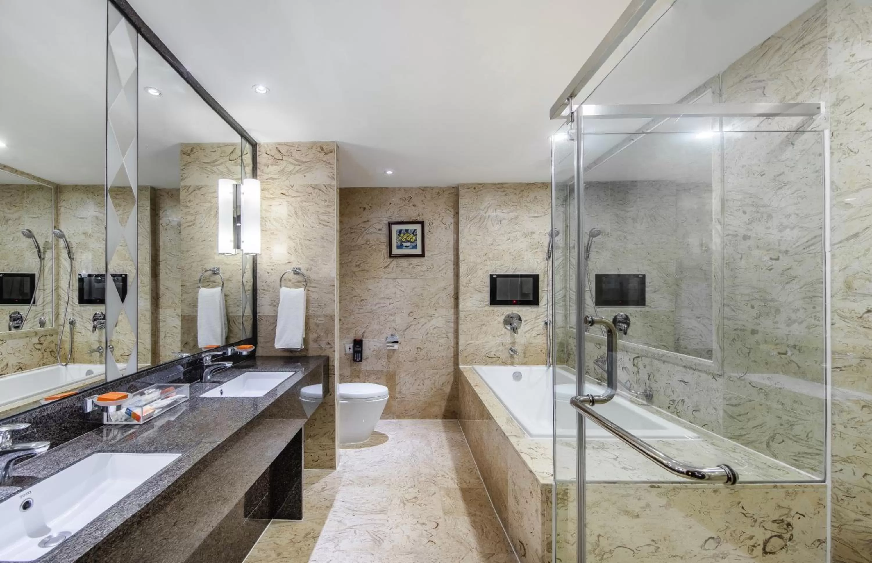 Bathroom in Crowne Plaza Foshan by IHG