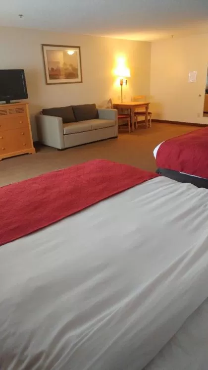 Bed in Country Inn & Suites by Radisson, Waterloo, IA