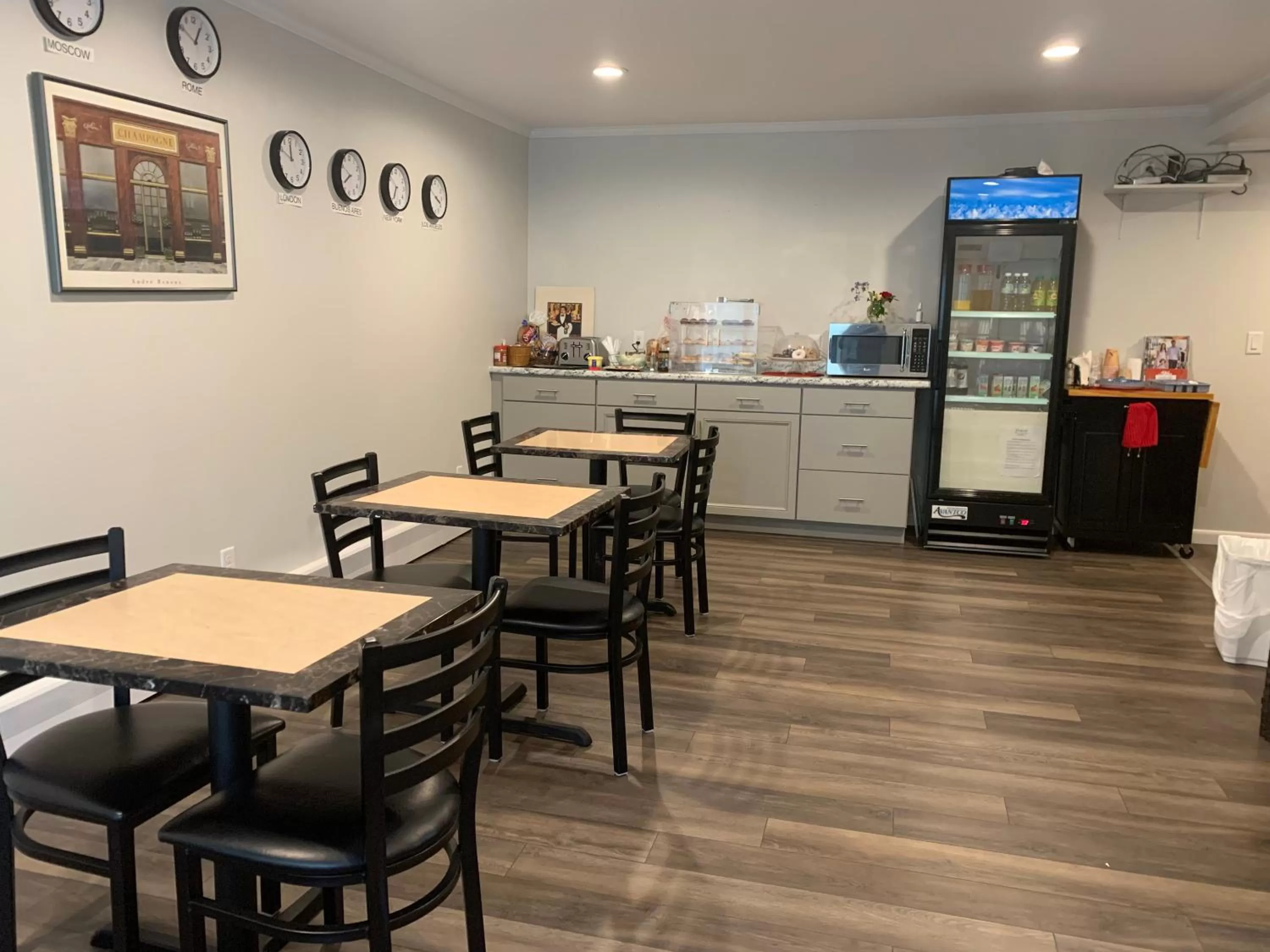 Breakfast in Vinehurst Inn & Suites