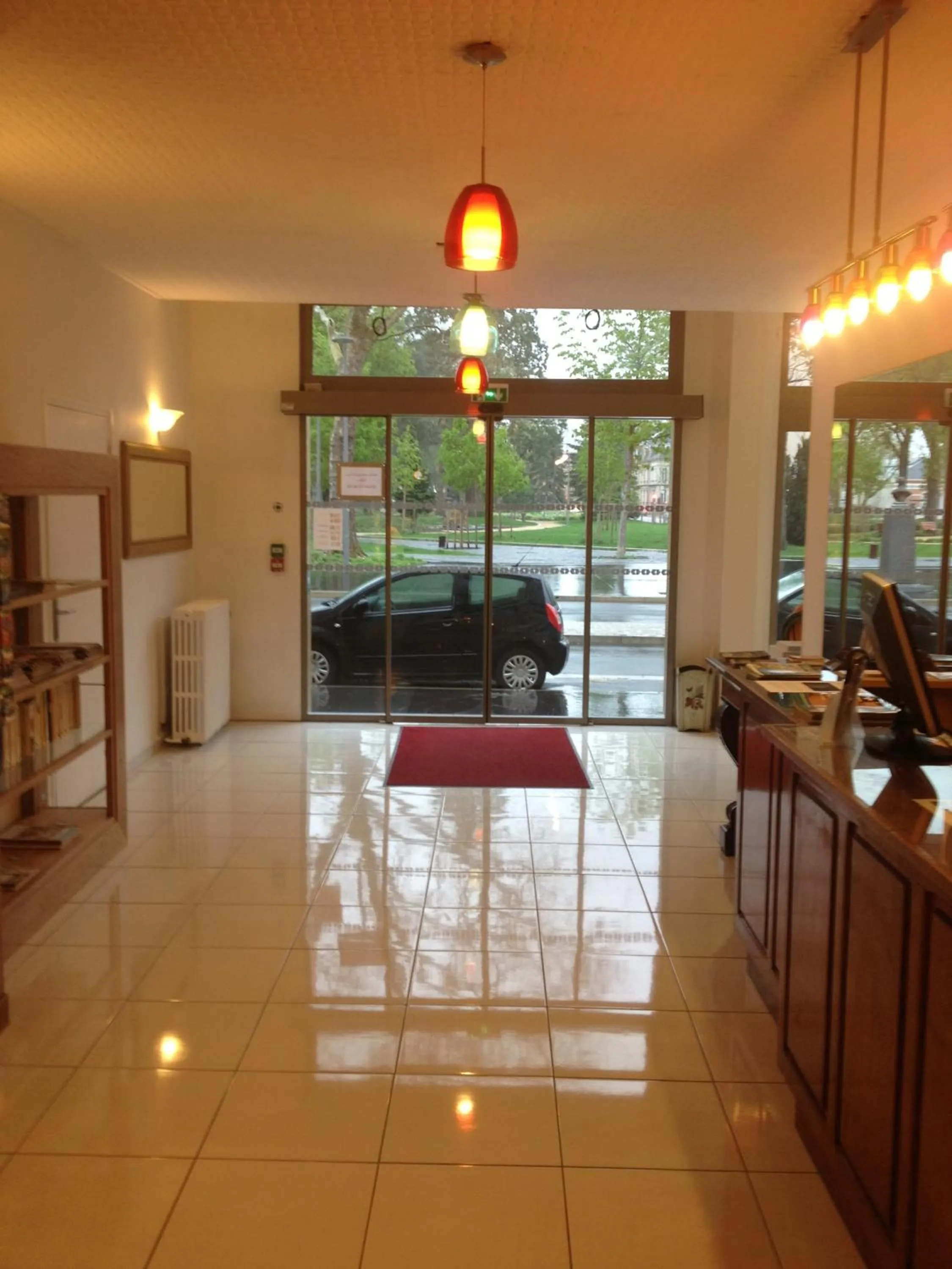 Lobby or reception in Hotel Couleurs Sud Centre-ville Gare Charleville-Mézières