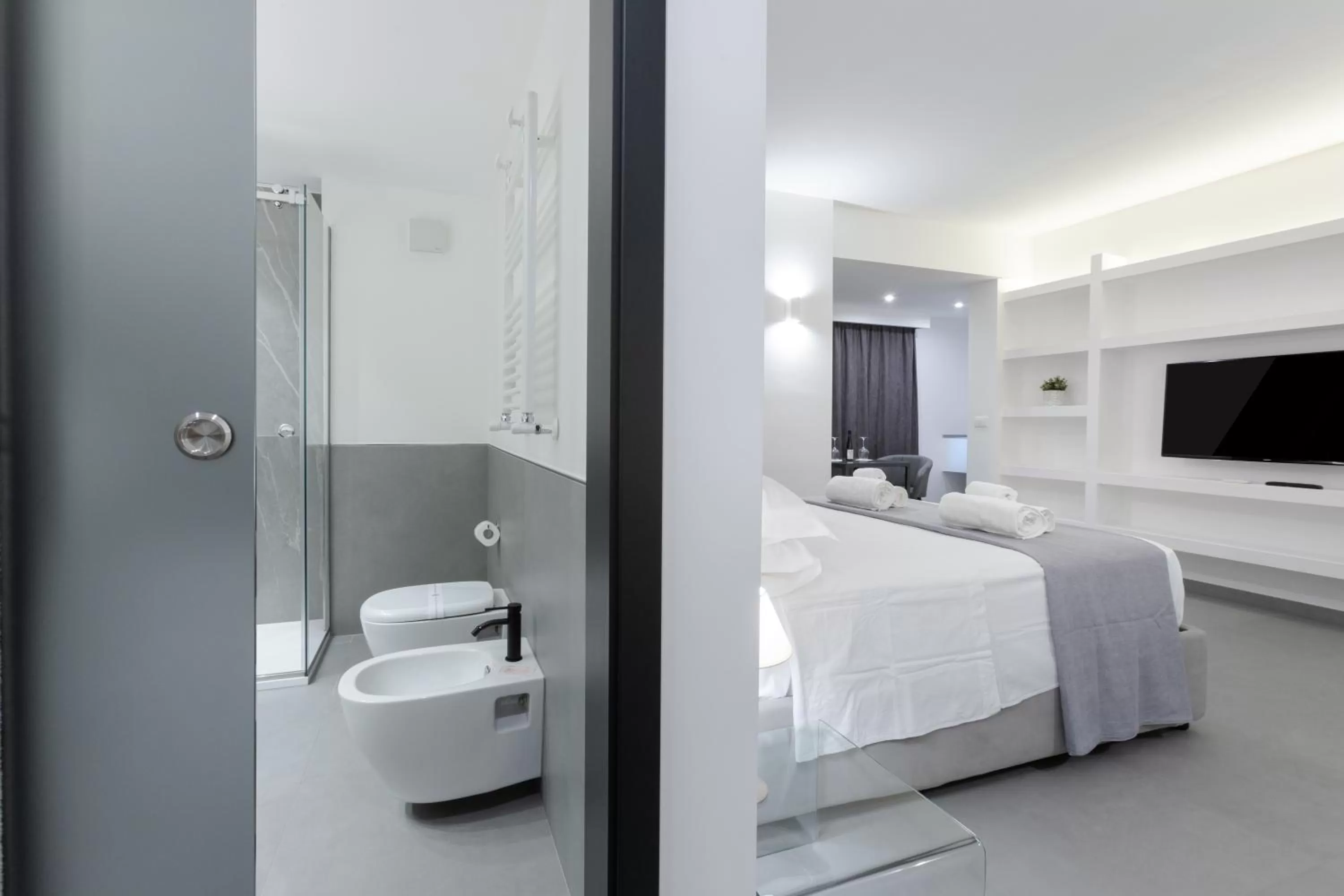 Bathroom, Bed in Suite Palermo Apartment