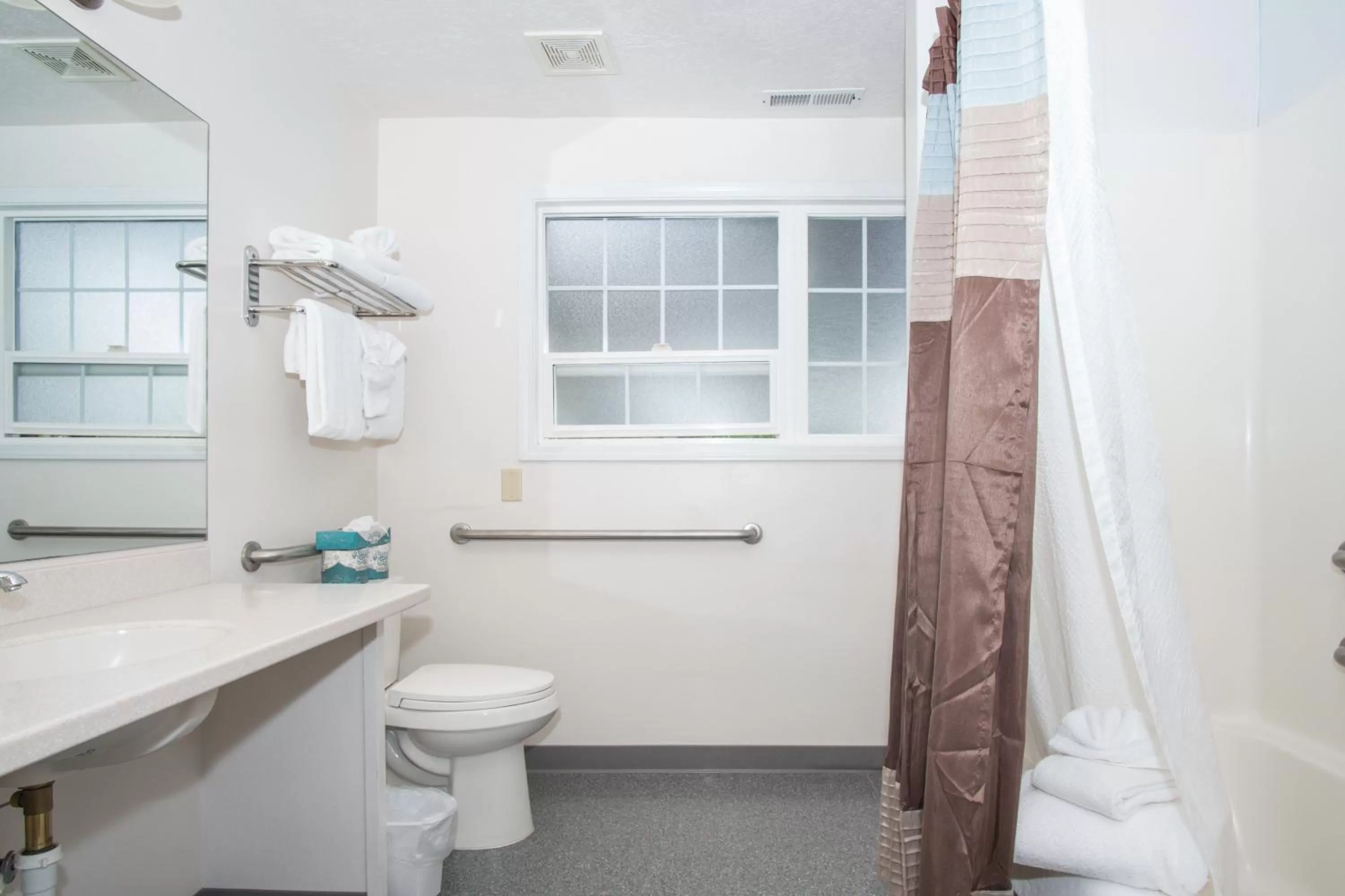 Bathroom in Ecola Creek Lodge