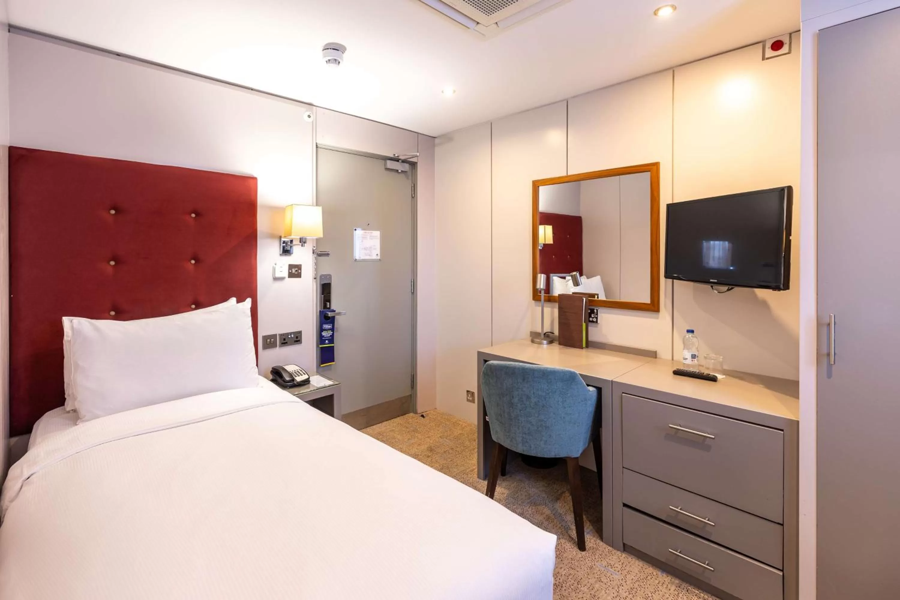 Bed in DoubleTree by Hilton London – West End