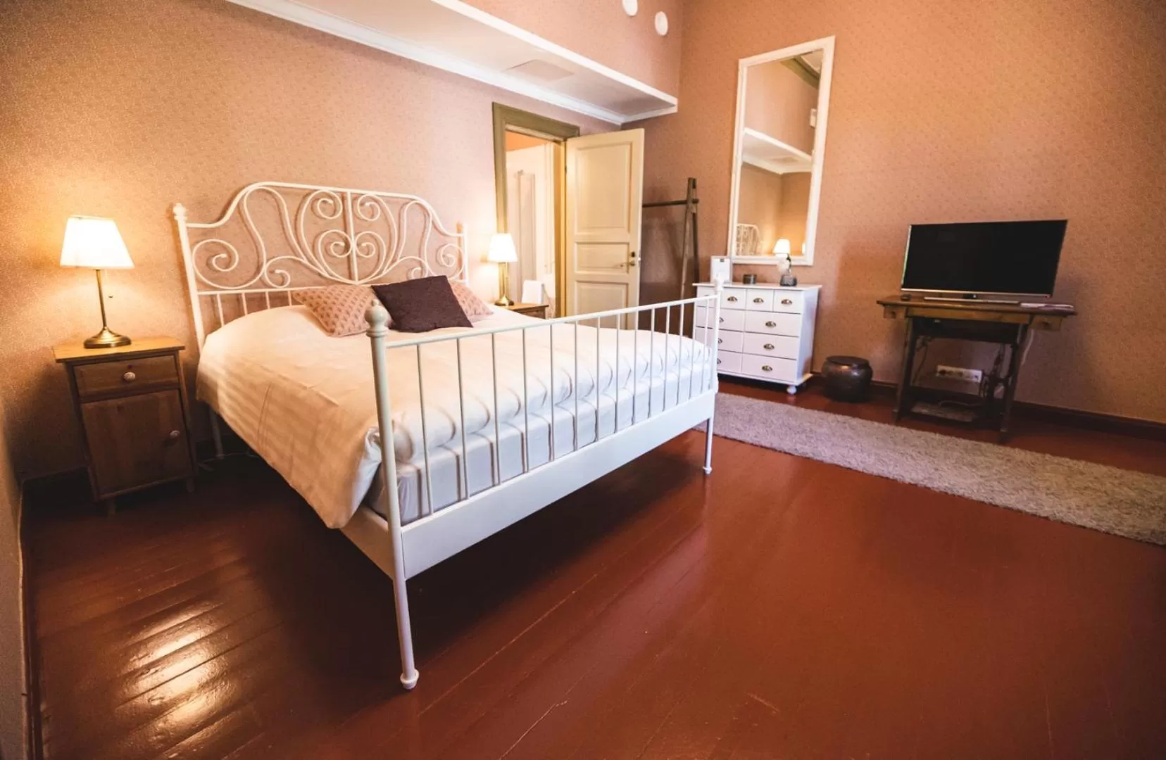 Bed in Cafe-Restaurant & Hotel Saima